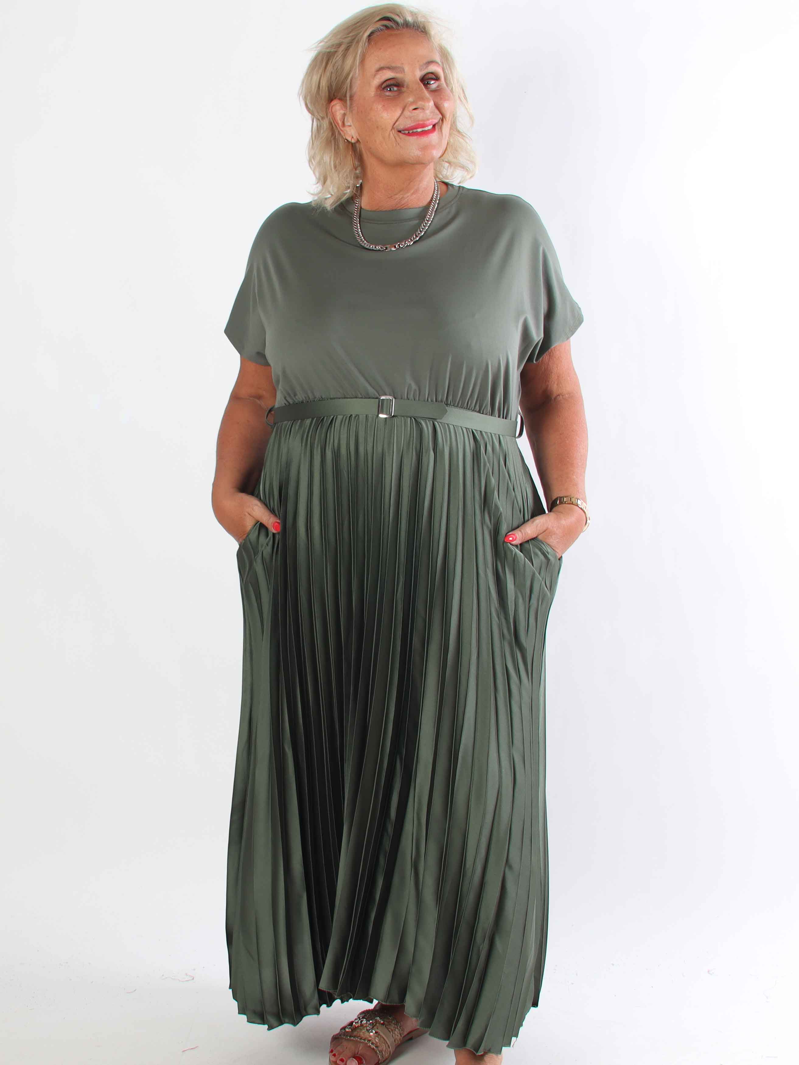 Melaina - Lang plus size kjole med plisseret skørt