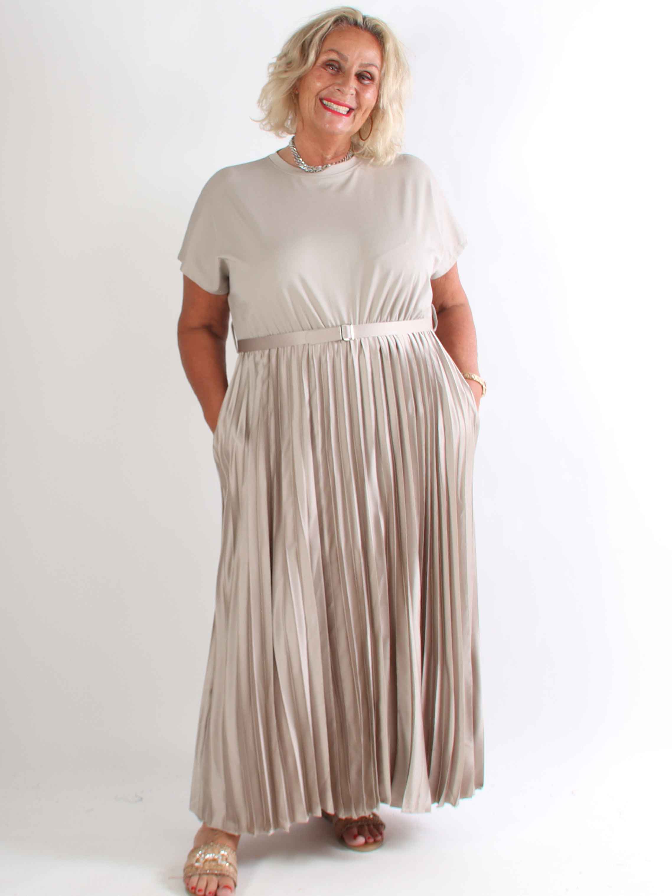 Melaina - Lang plus size kjole med plisseret skørt