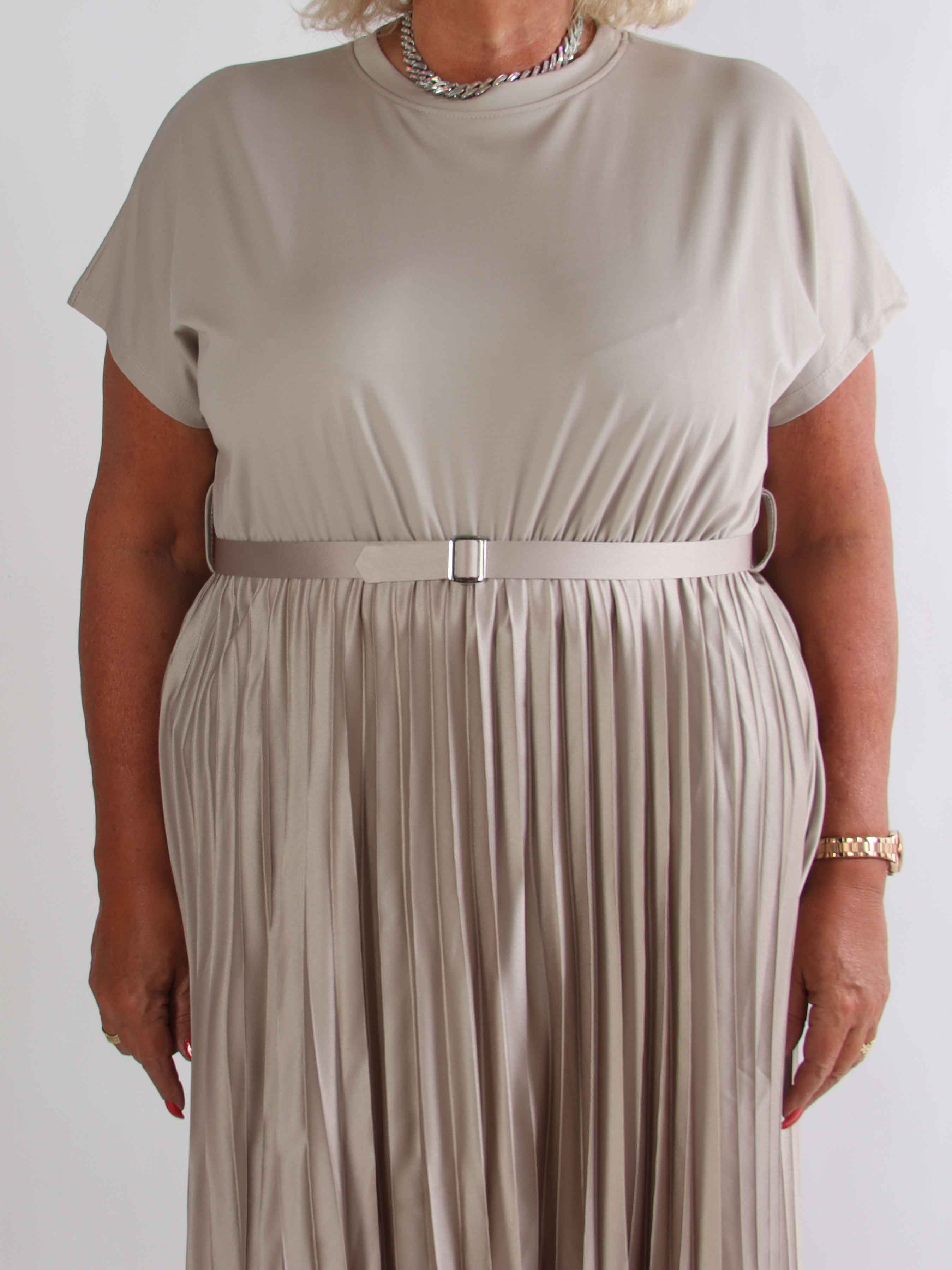 Melaina - Lang plus size kjole med plisseret skørt