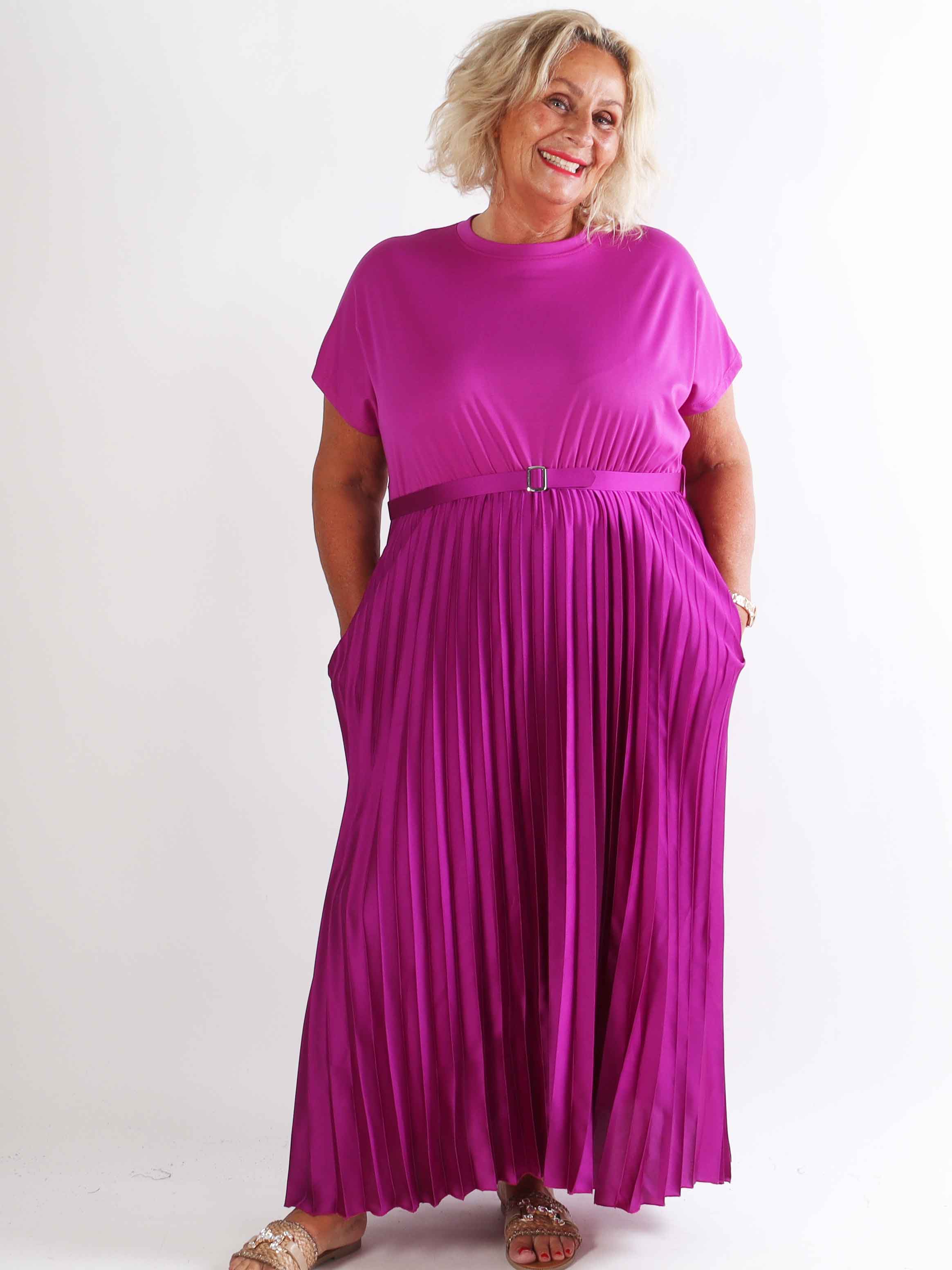 Melaina - Lang plus size kjole med plisseret skørt