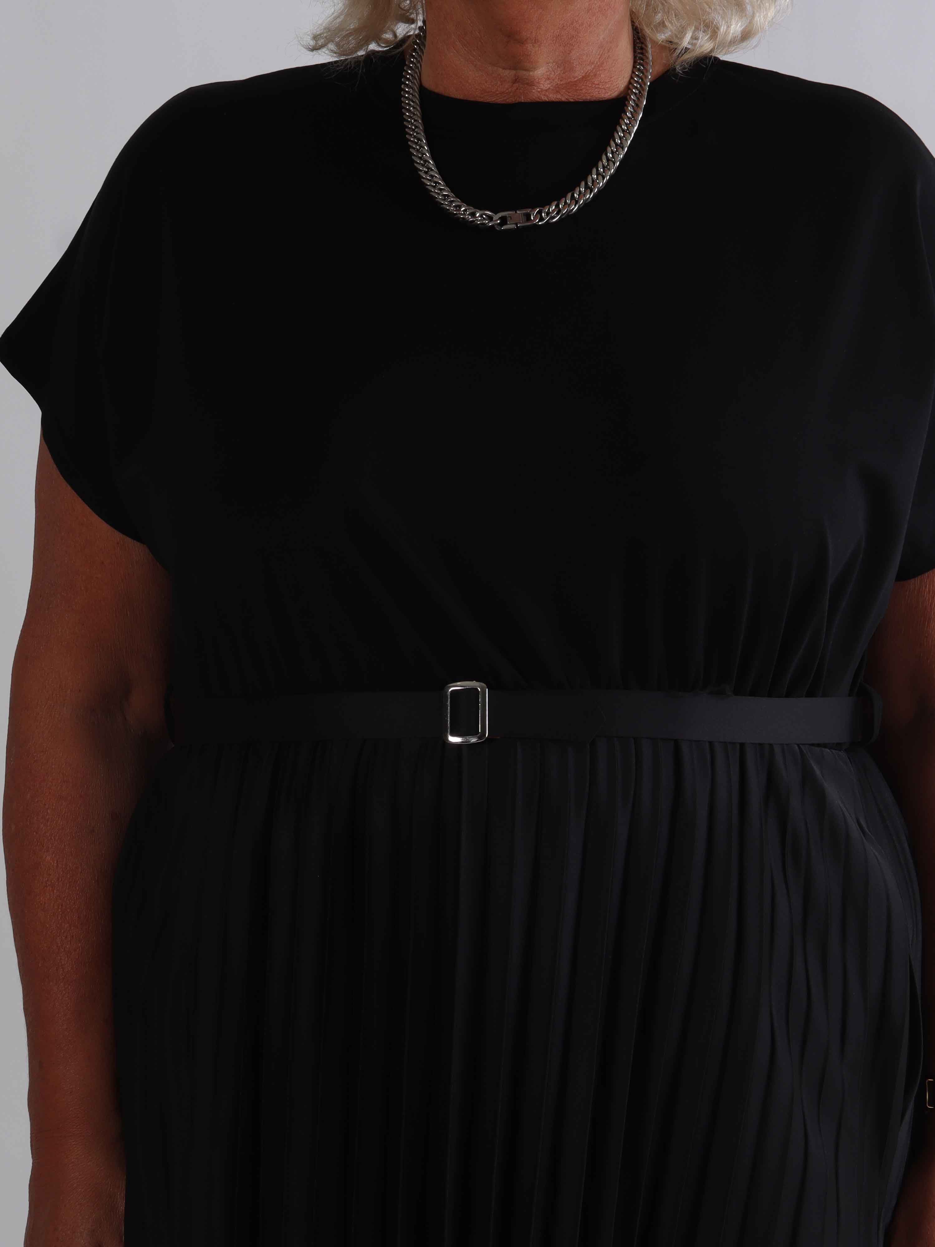 Melaina - Lang plus size kjole med plisseret skørt