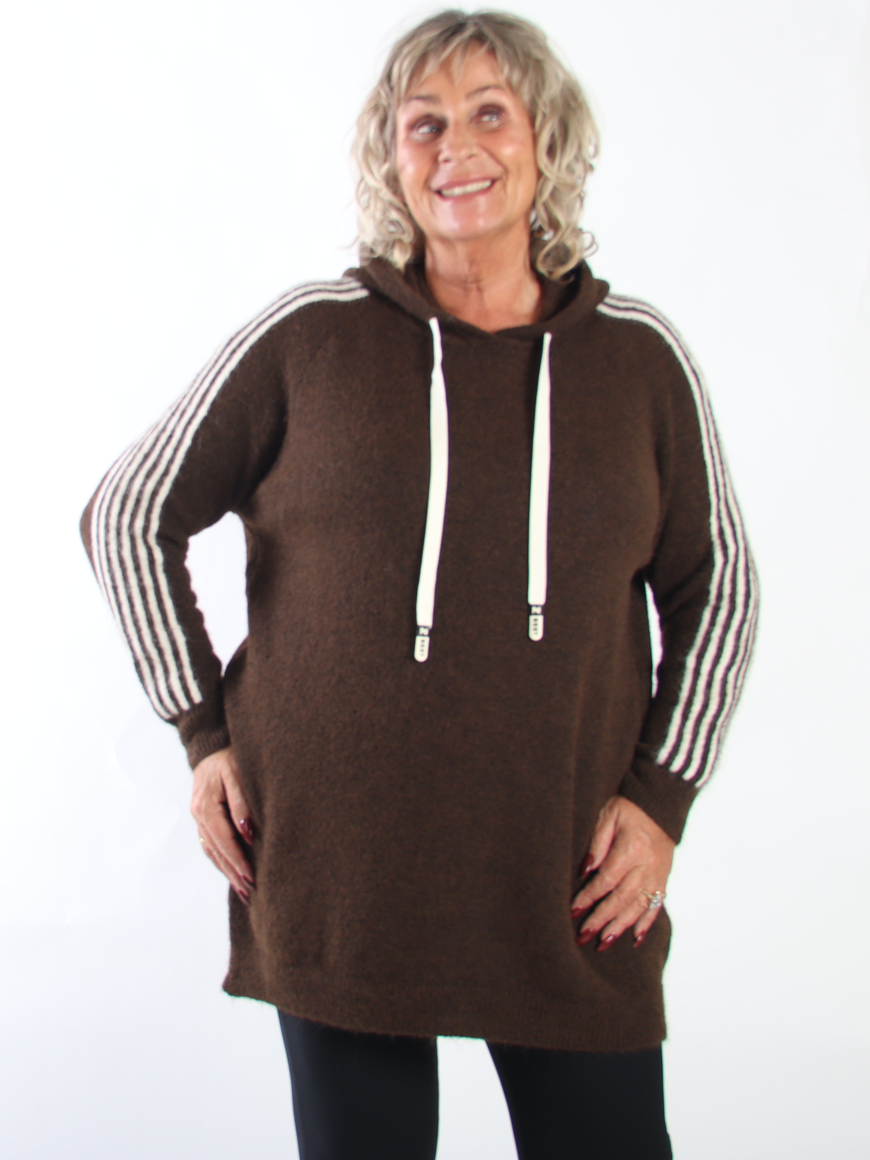 Mie - Lätt borstad stickad klänning i plus size med huva, långa ärmar och sportiga ränder