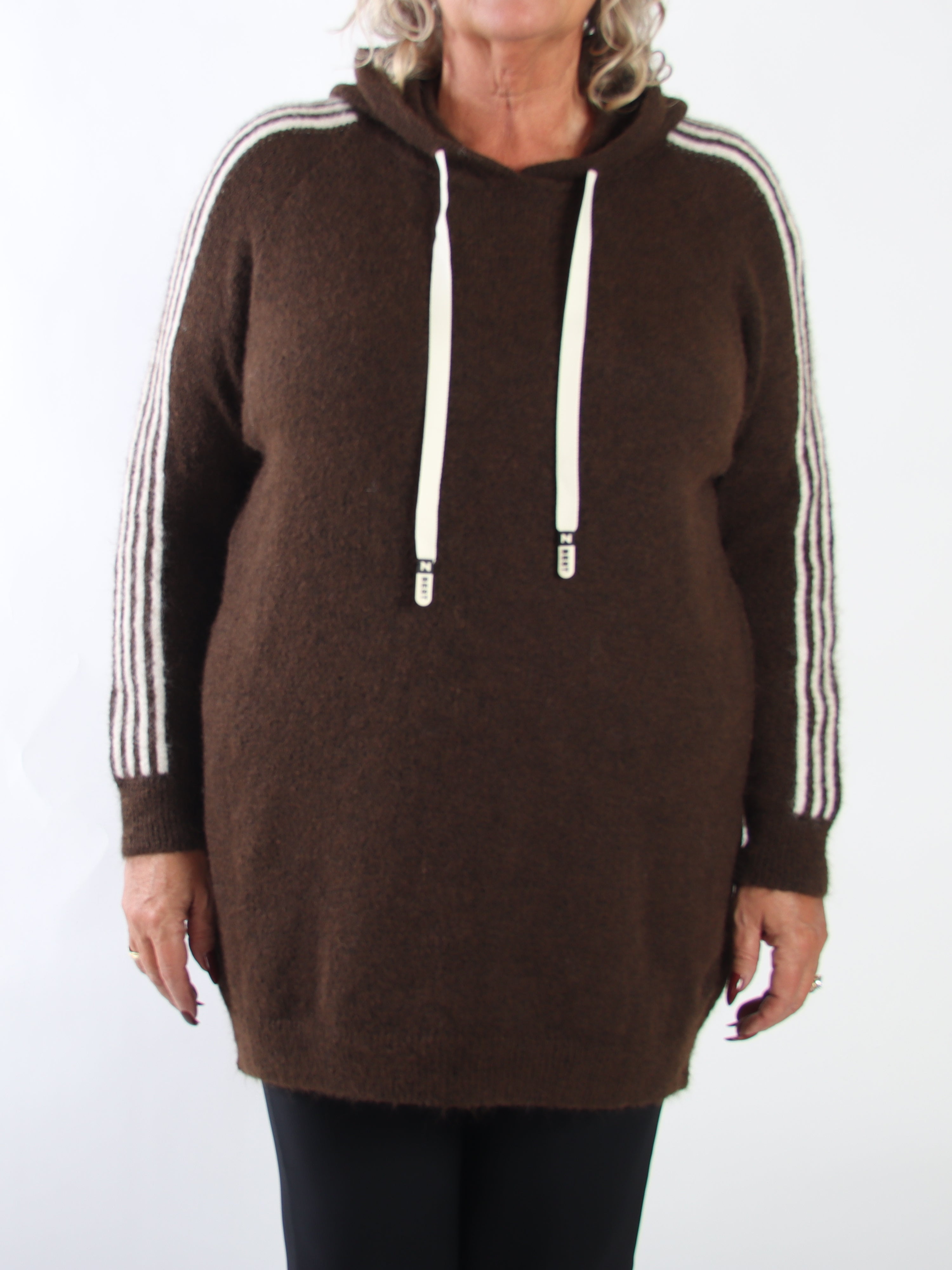 Mie - Lätt borstad stickad klänning i plus size med huva, långa ärmar och sportiga ränder