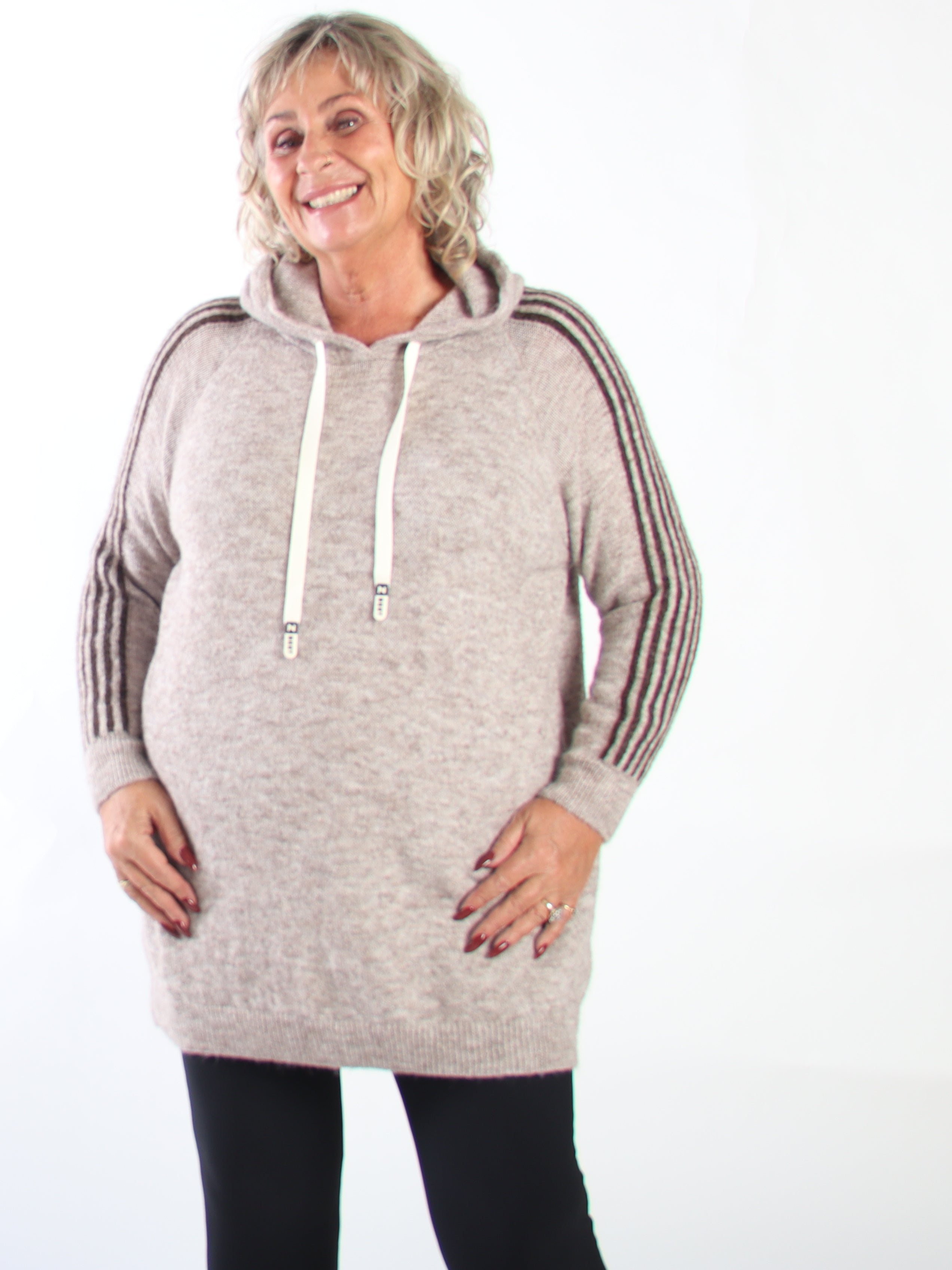 Mie - Lätt borstad stickad klänning i plus size med huva, långa ärmar och sportiga ränder