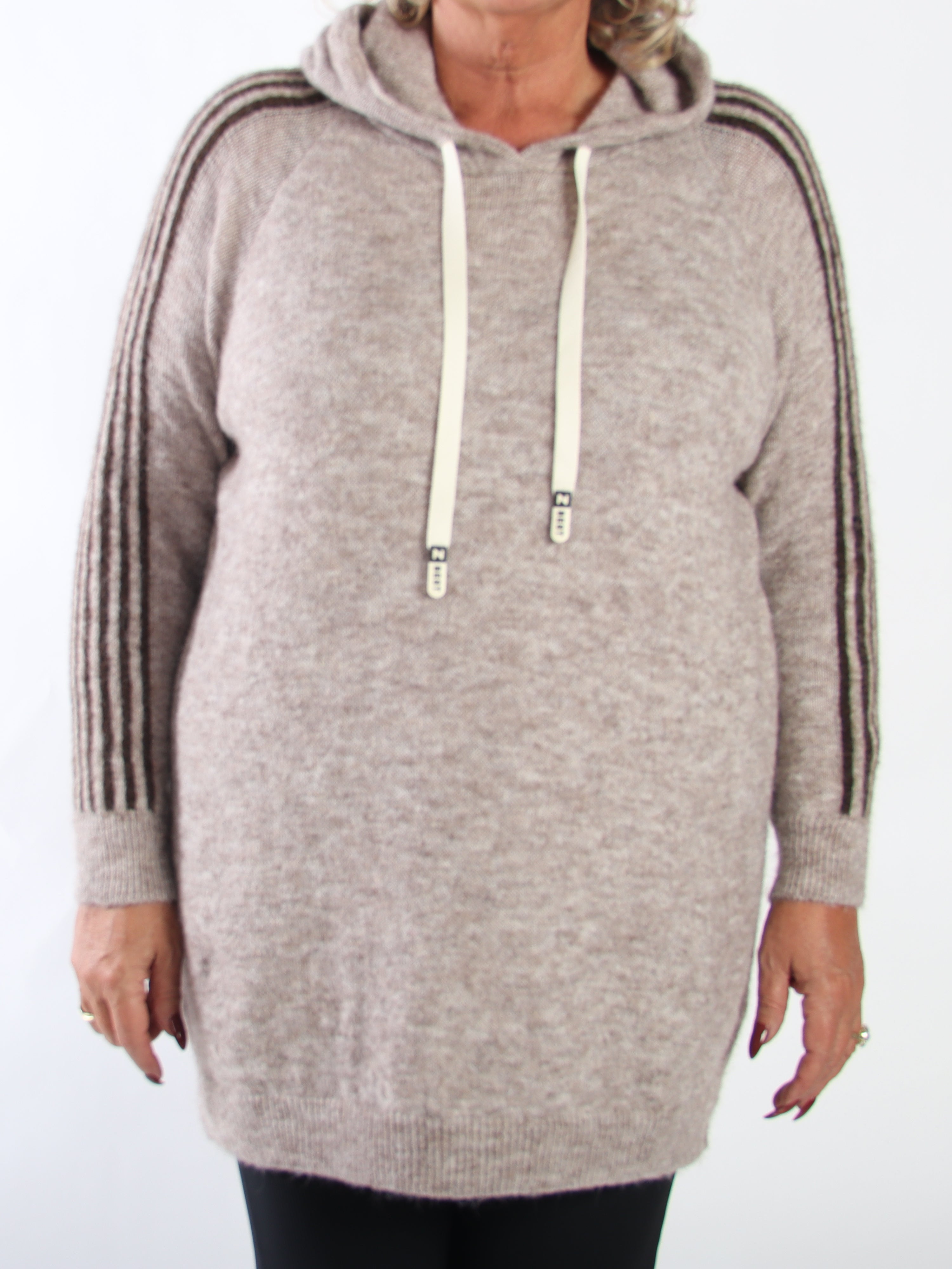 Mie - Lätt borstad stickad klänning i plus size med huva, långa ärmar och sportiga ränder