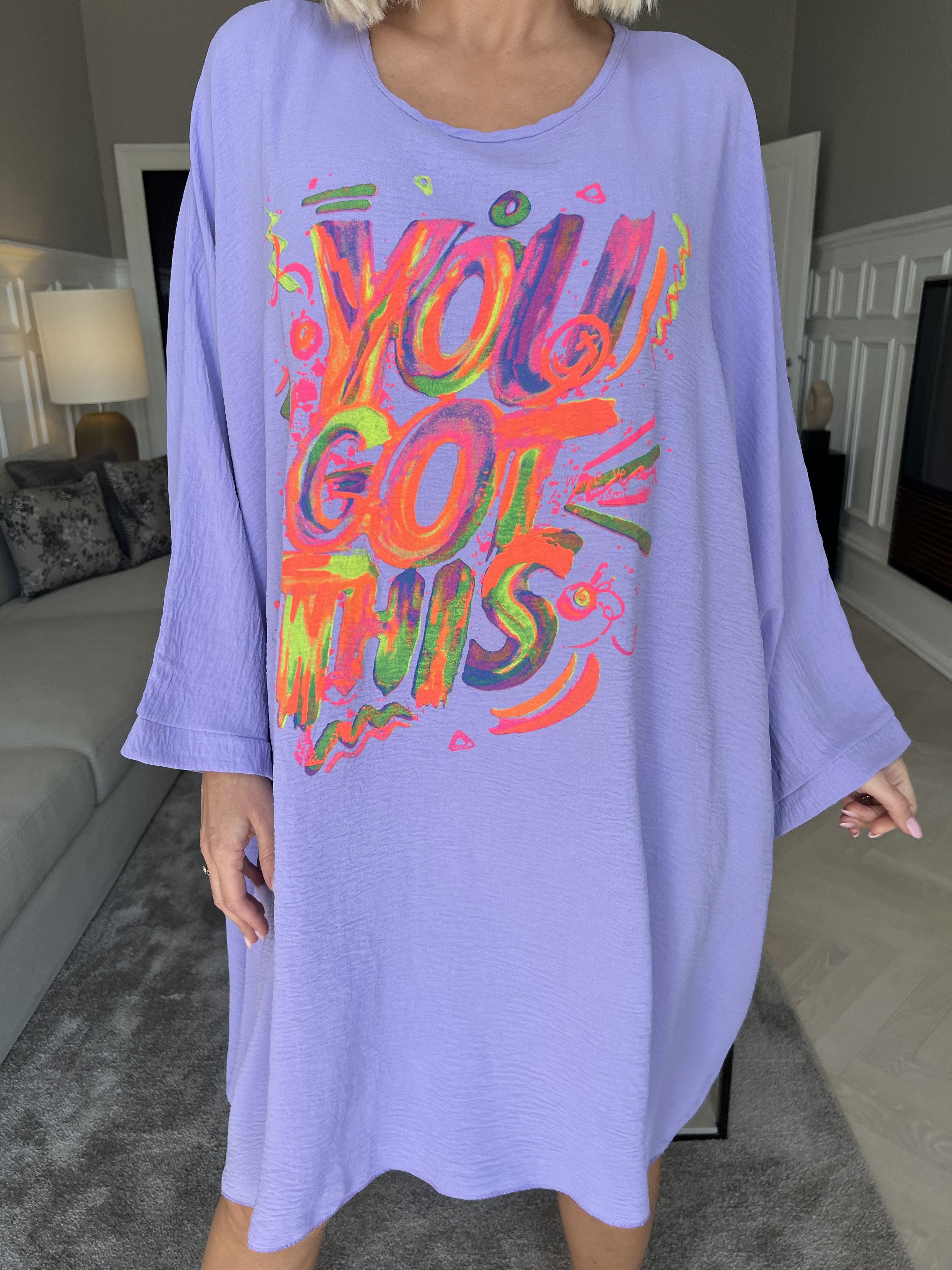 Mika - Oversize klänning i viskos med motiv framtill