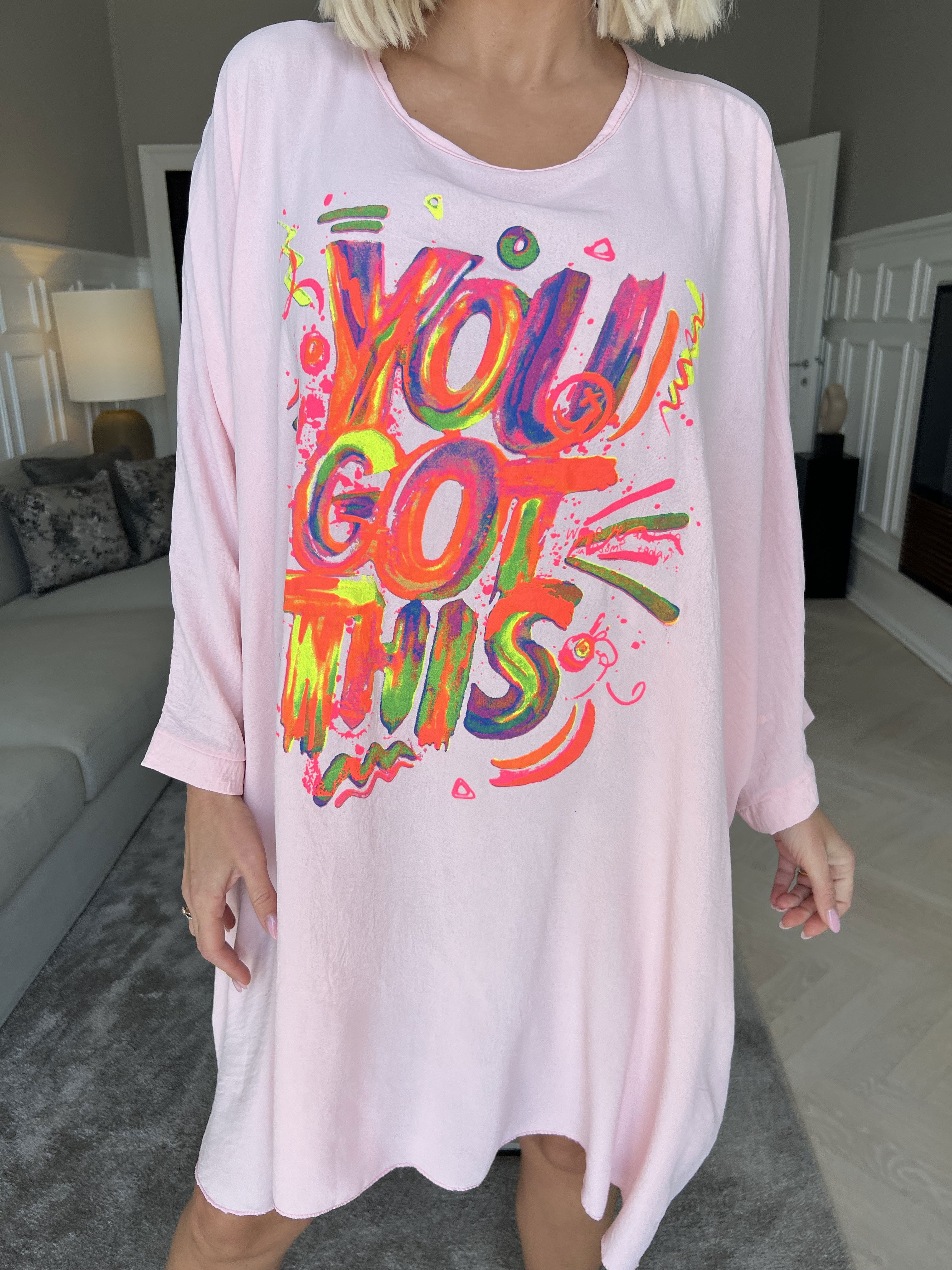 Mika - Oversize klänning i viskos med motiv framtill