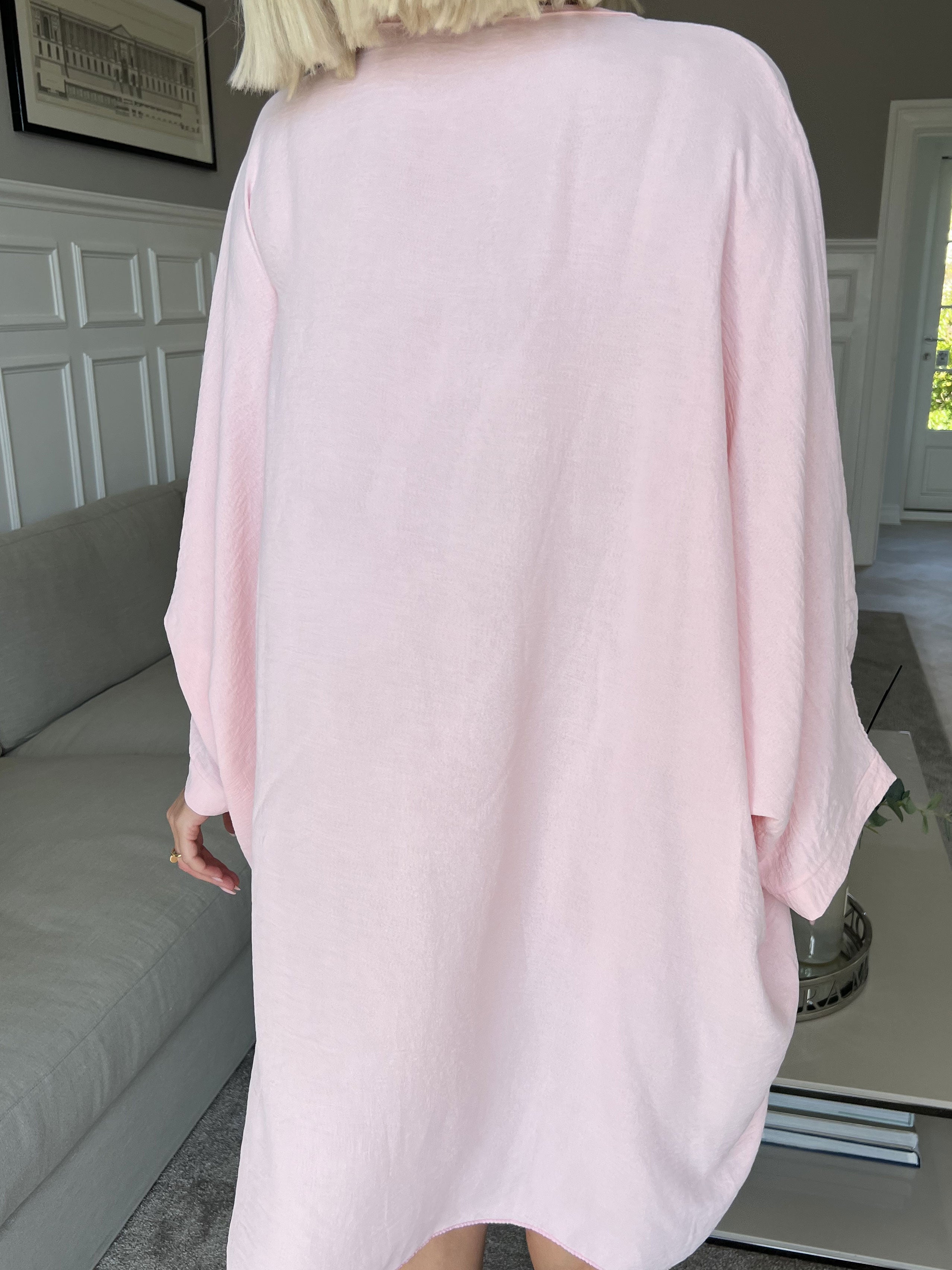 Mika - Oversize klänning i viskos med motiv framtill