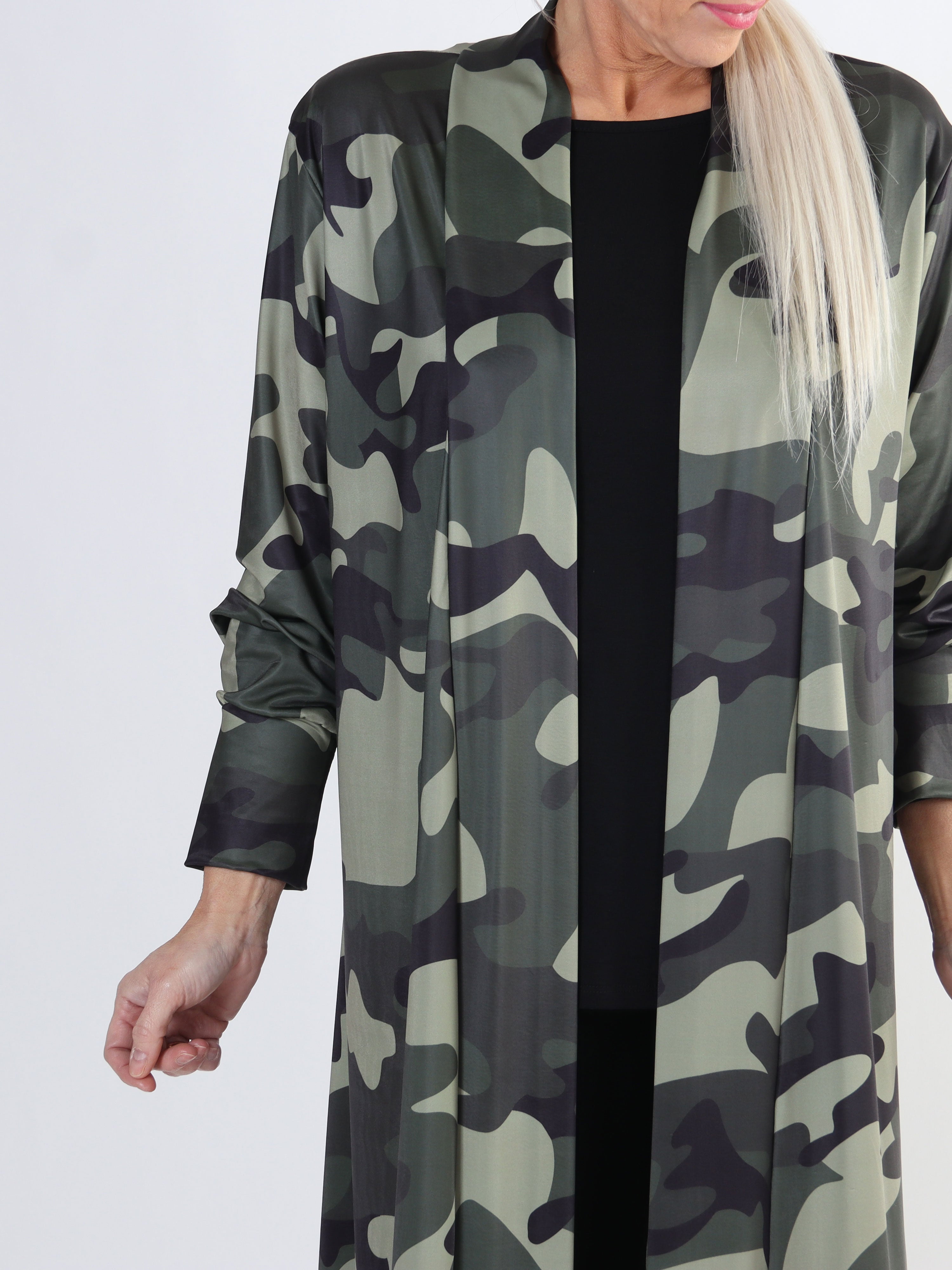 Mikkala Camo - Elastisk plus size kofta med tryck