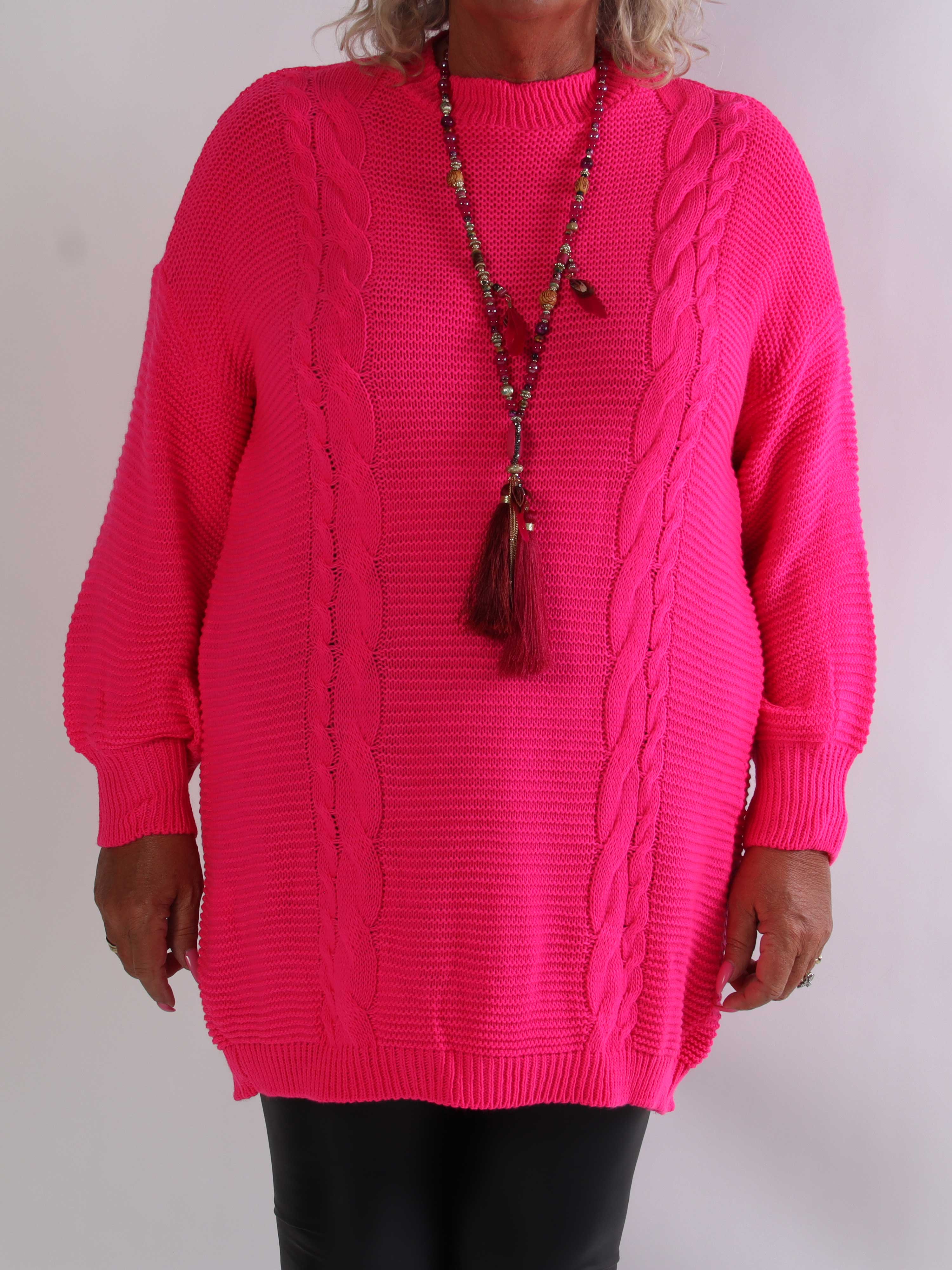 Mila - Plus size strikkjole med kabelstrik langs siderne