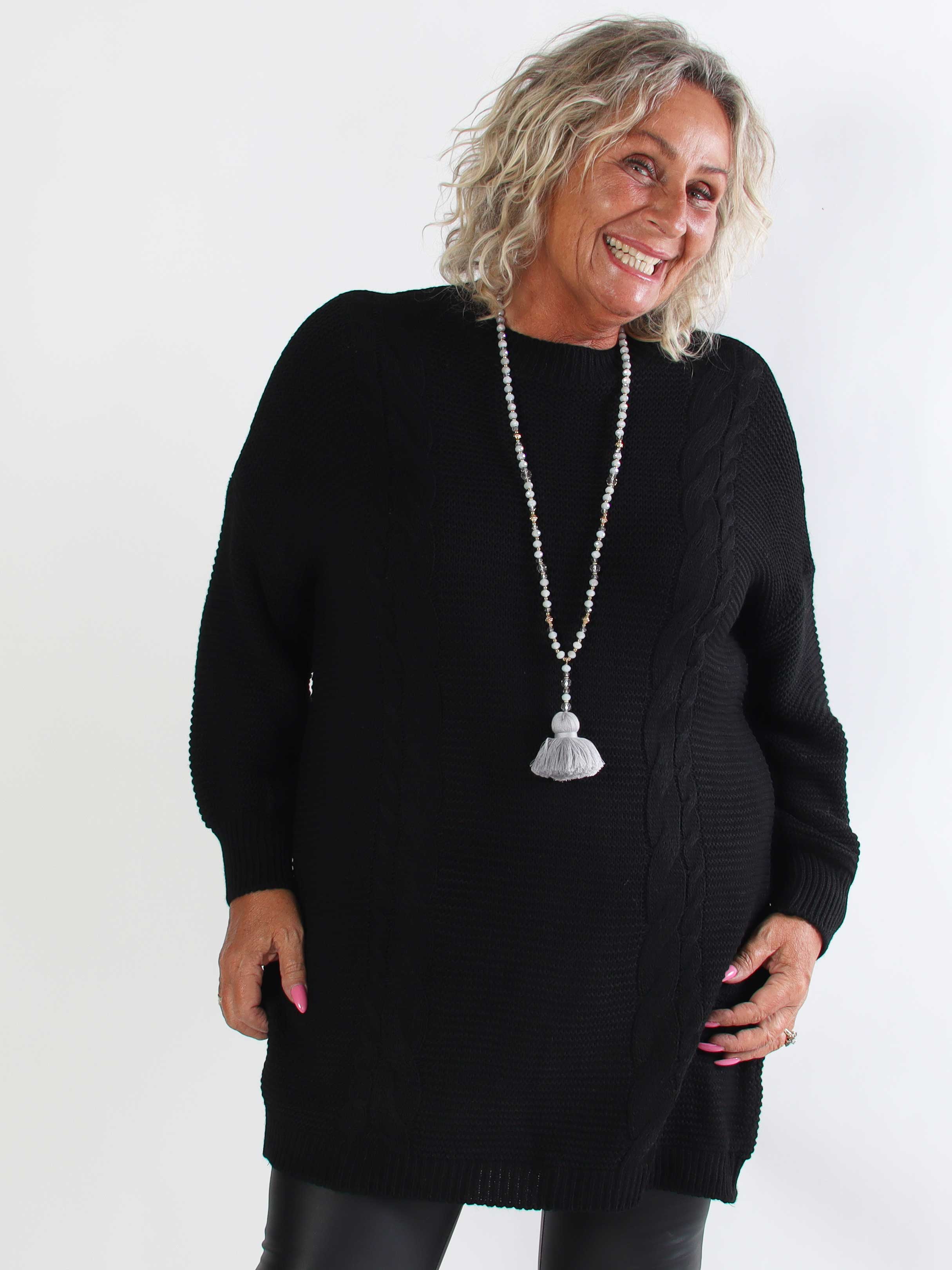 Mila - Plus size strikkjole med kabelstrik langs siderne