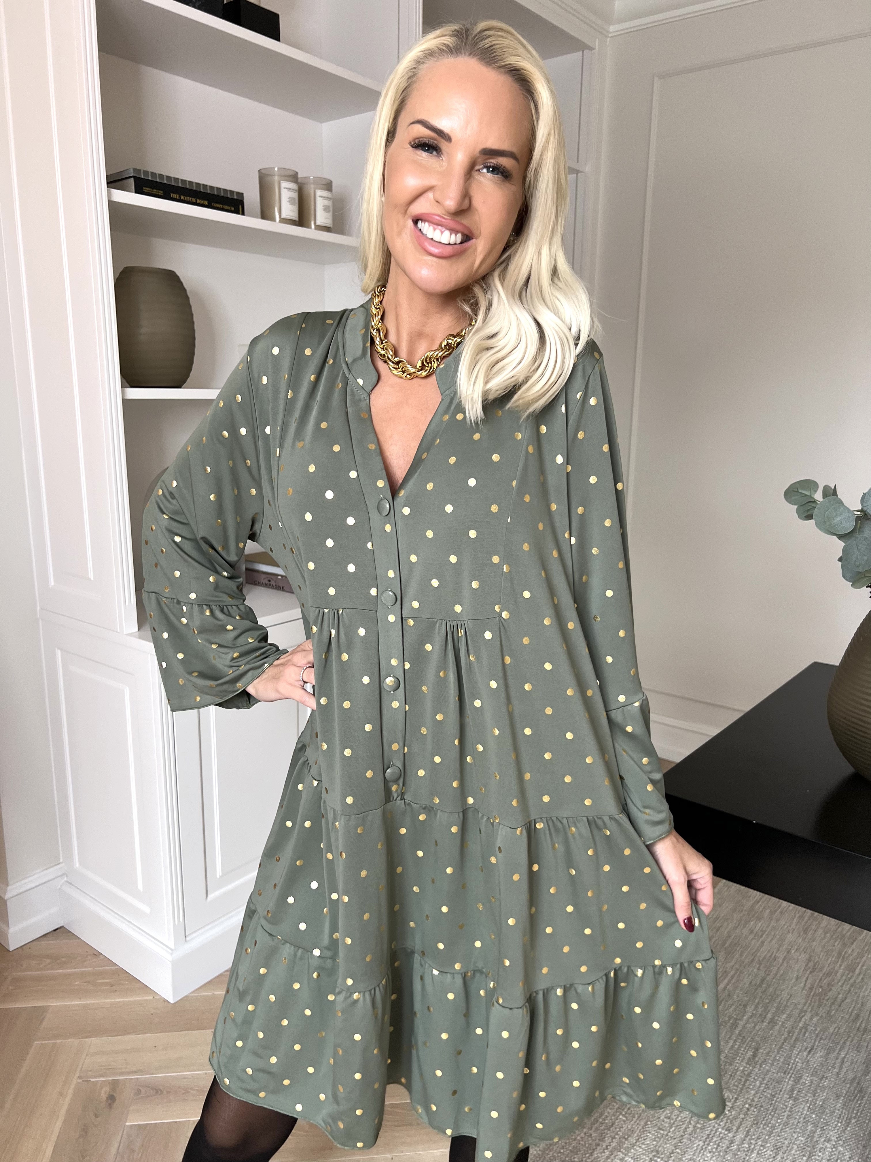 Milania Dot - Elastisk kjole med guld prikker og flæselag