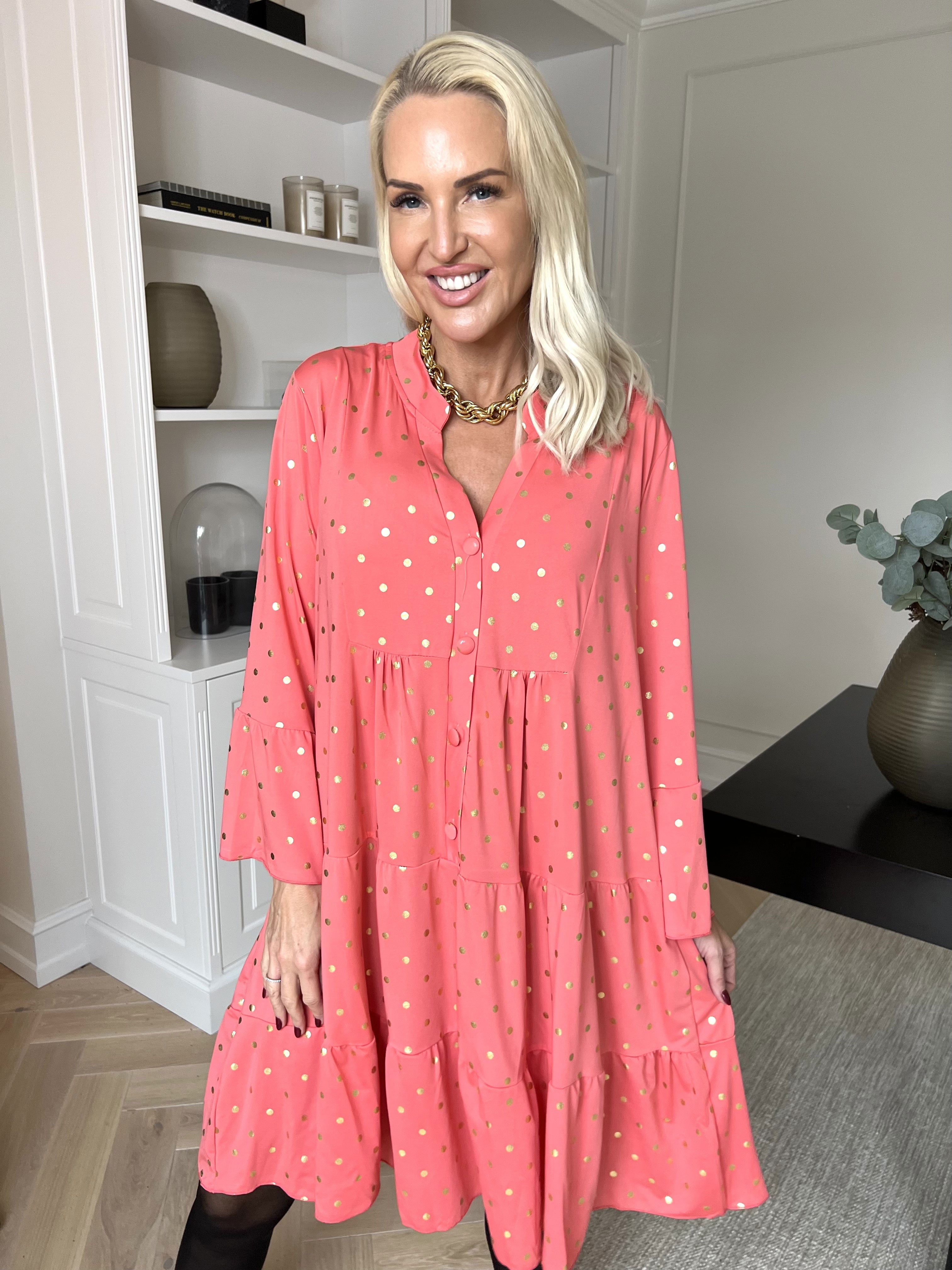 Milania Dot - Elastisk kjole med guld prikker og flæselag