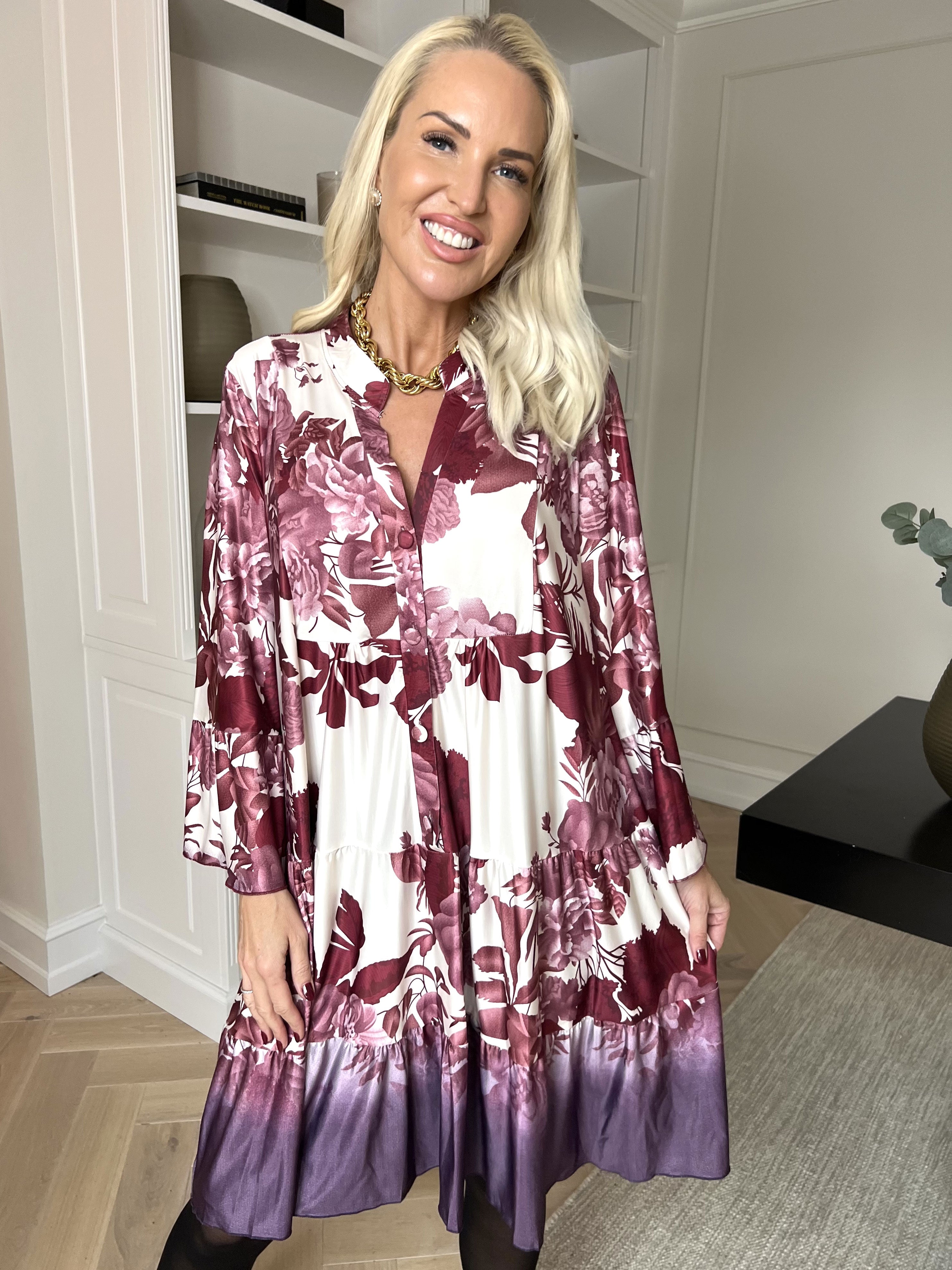 Milania Flower - Elastisk blomstret kjole med flæselag