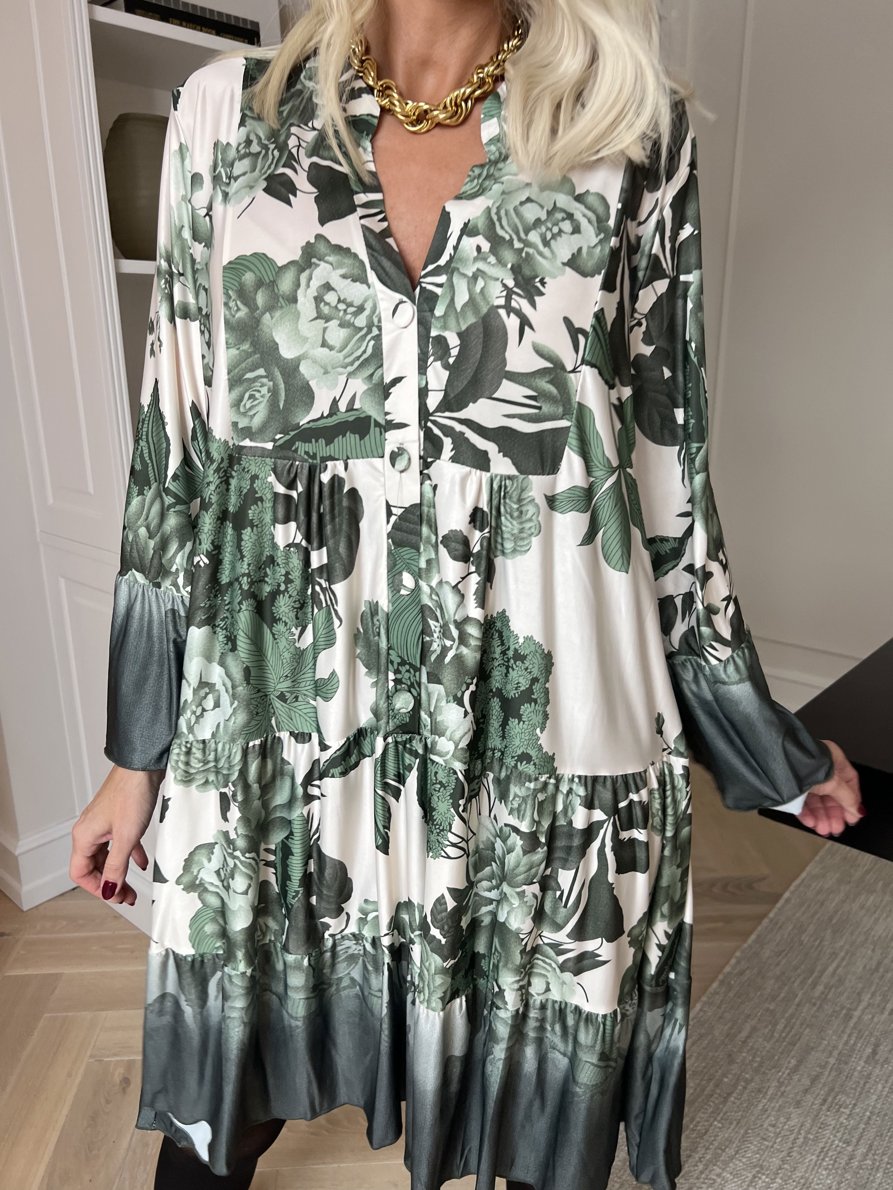 Milania Flower - Elastisk blomstret kjole med flæselag