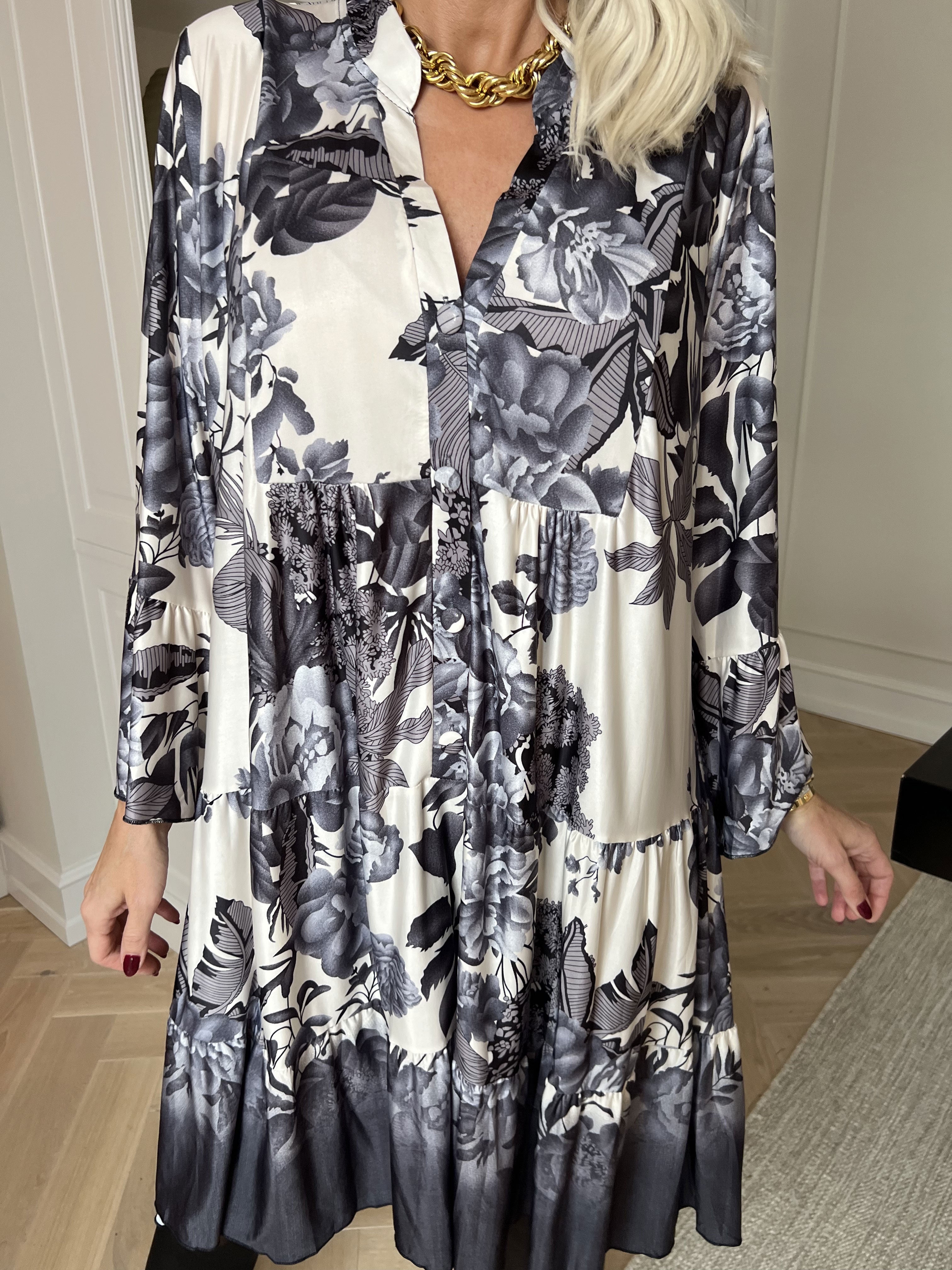 Milania Flower - Elastisk blomstret kjole med flæselag