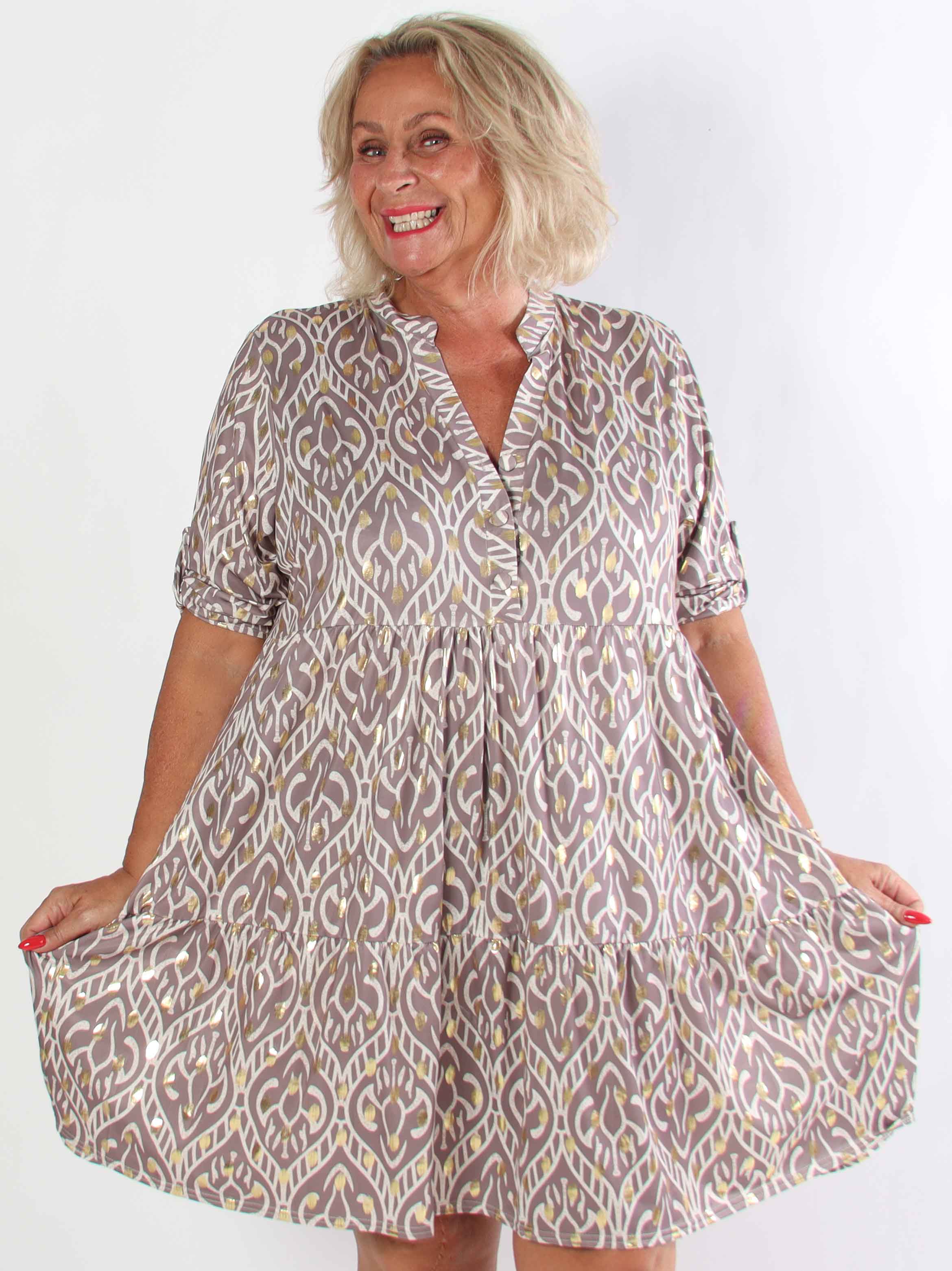 Milano Boho Midi - Mönstrad plus size klänning med guldfärgade prickar och lager-på-lager-look