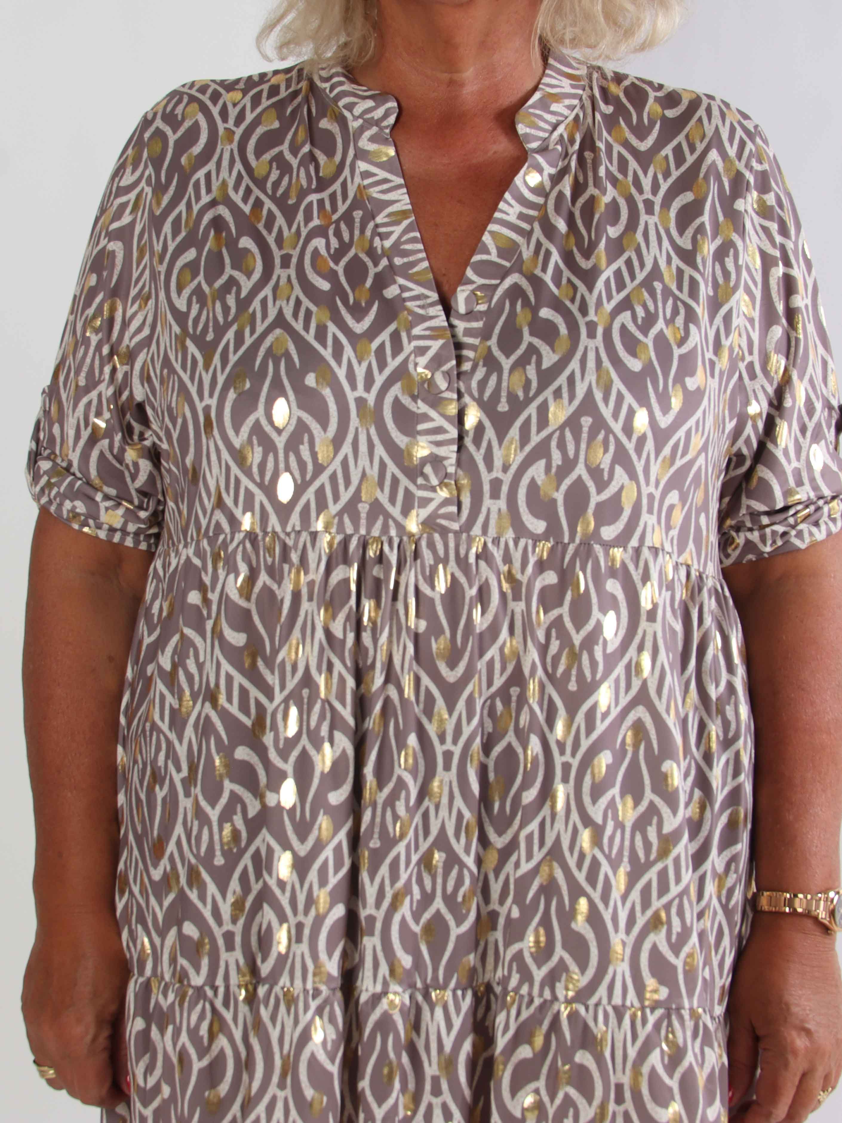 Milano Boho Midi - Mönstrad plus size klänning med guldfärgade prickar och lager-på-lager-look