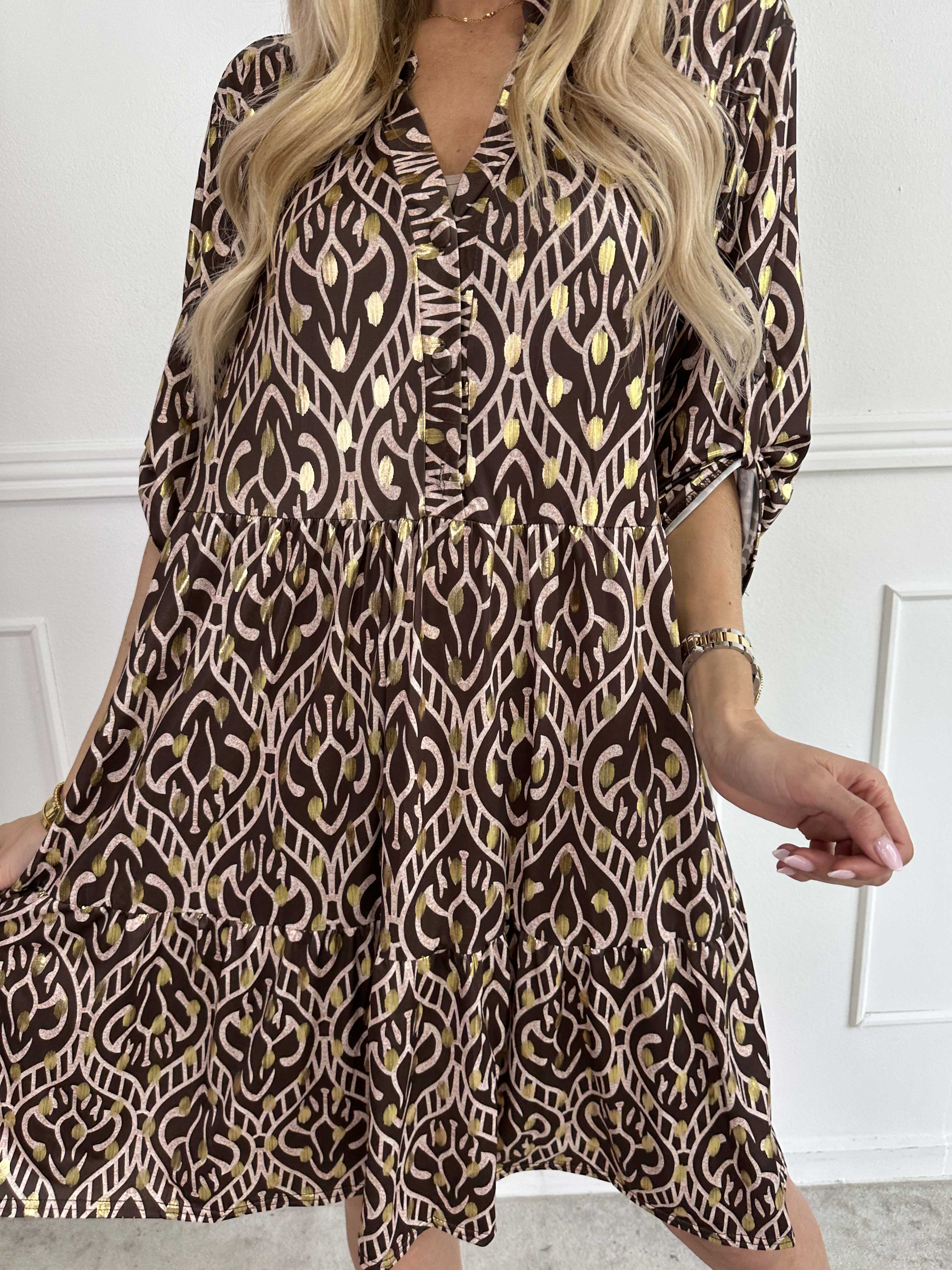 Milano Boho Midi - Mönstrad klänning med guldfärgade prickar och lager-på-lager-look