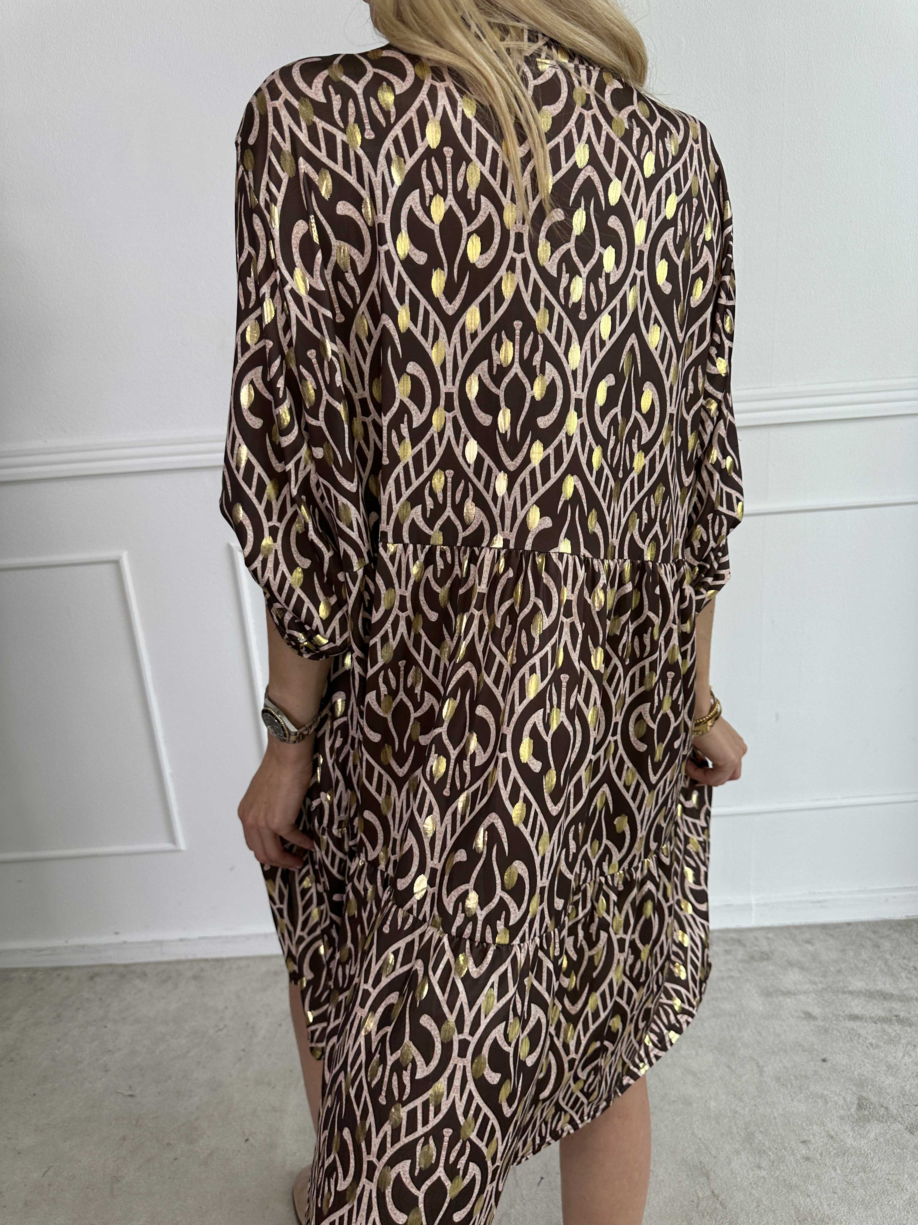 Milano Boho Midi - Mönstrad klänning med guldfärgade prickar och lager-på-lager-look