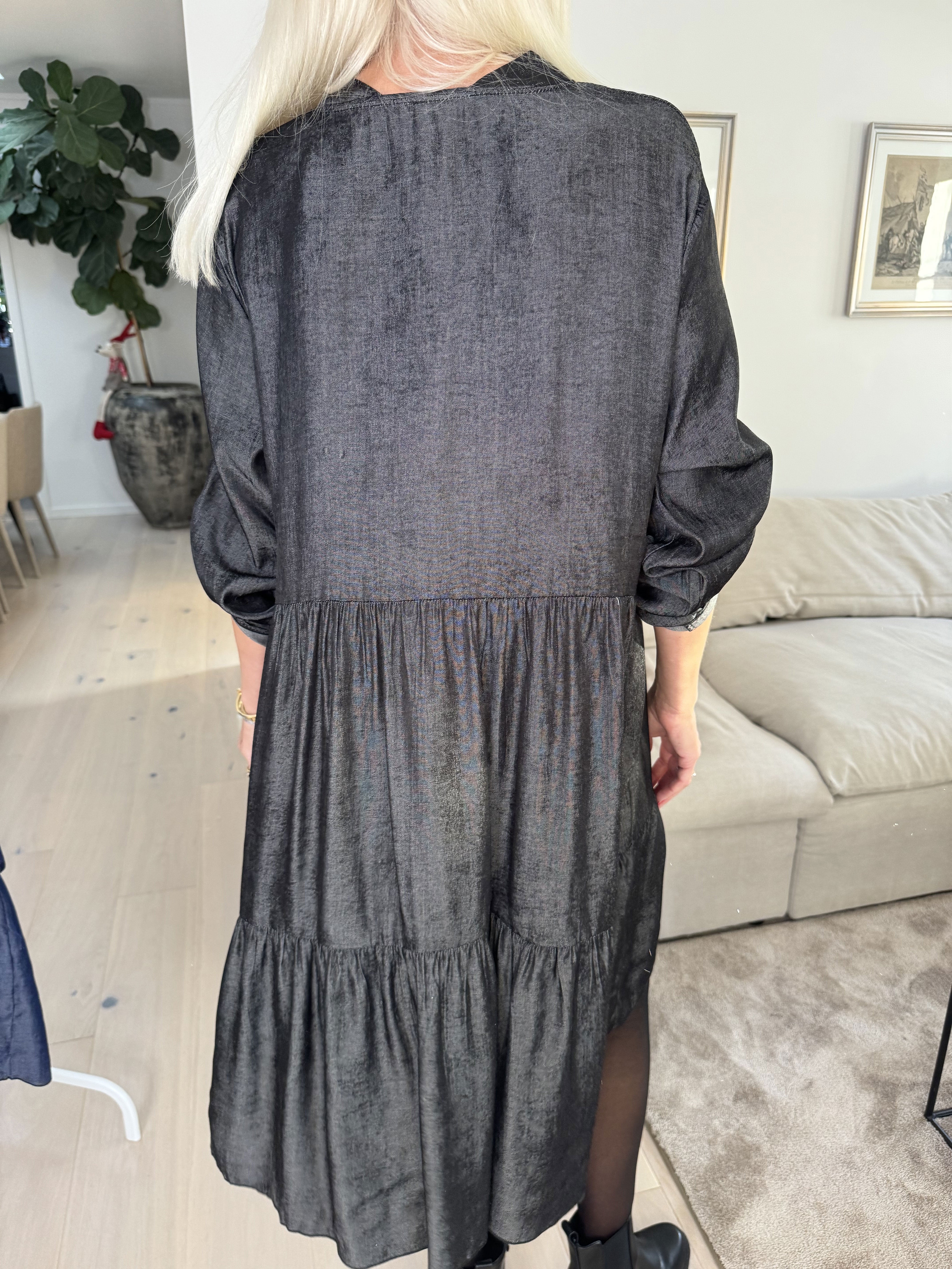 Milano Denim Midi - Söt viskosklänning med lager-på-lager-look