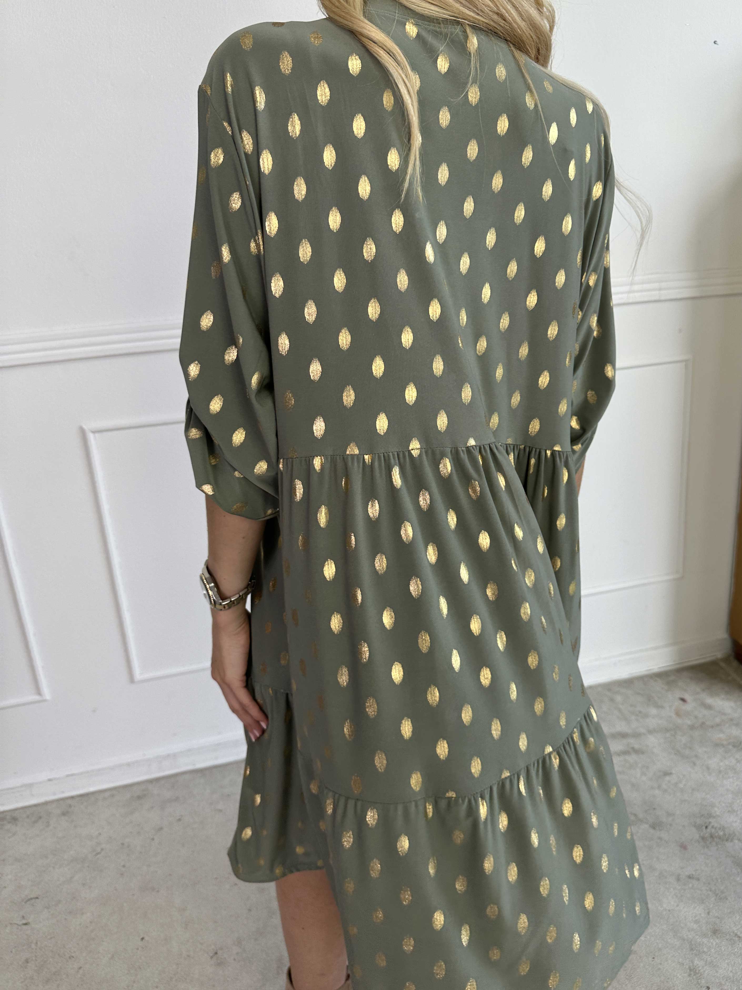 Milano Gold Midi - Elastisk klänning med guldiga prickar och lager på lager look