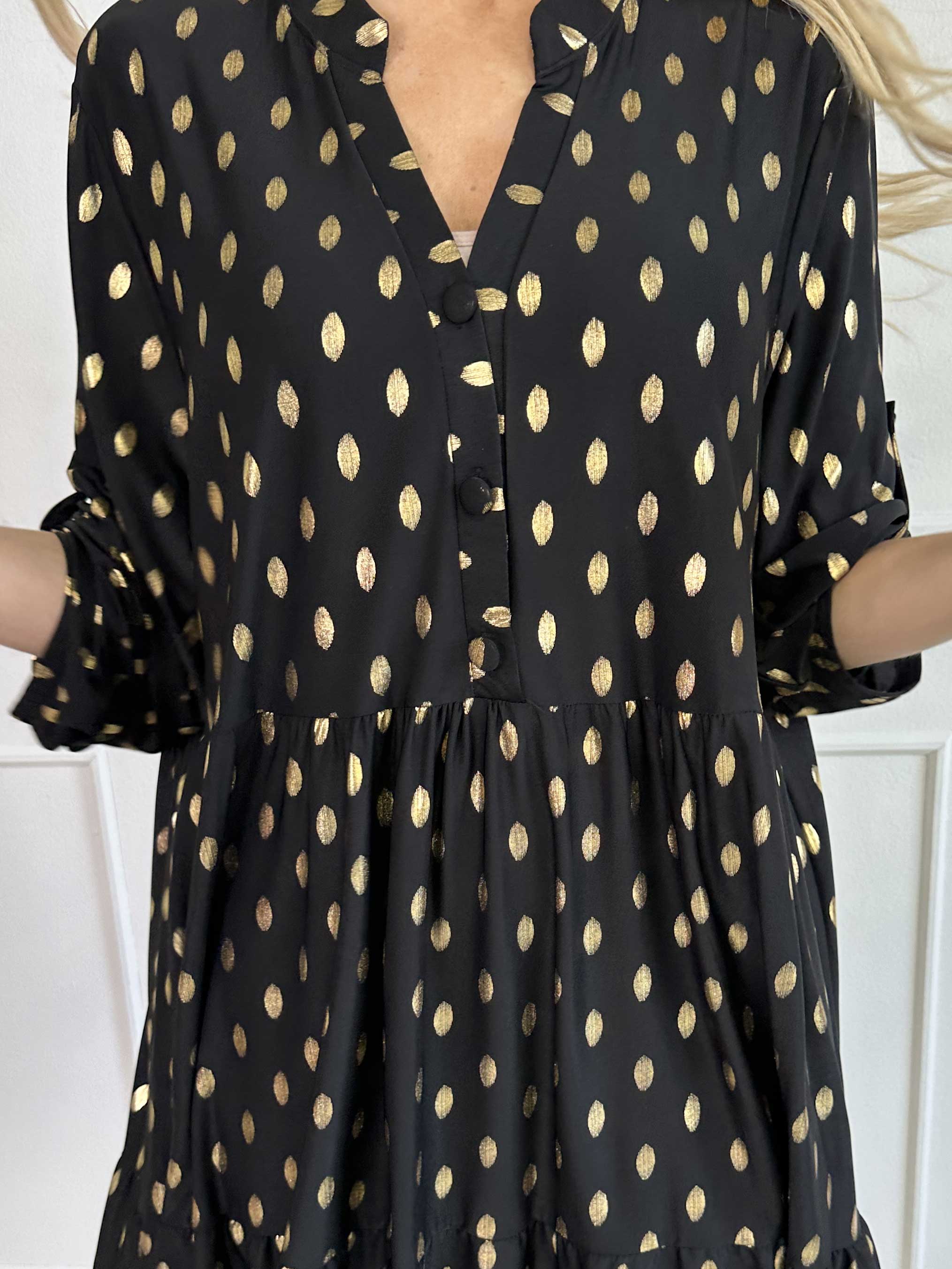 Milano Gold Midi - Elastisk klänning med guldiga prickar och lager på lager look