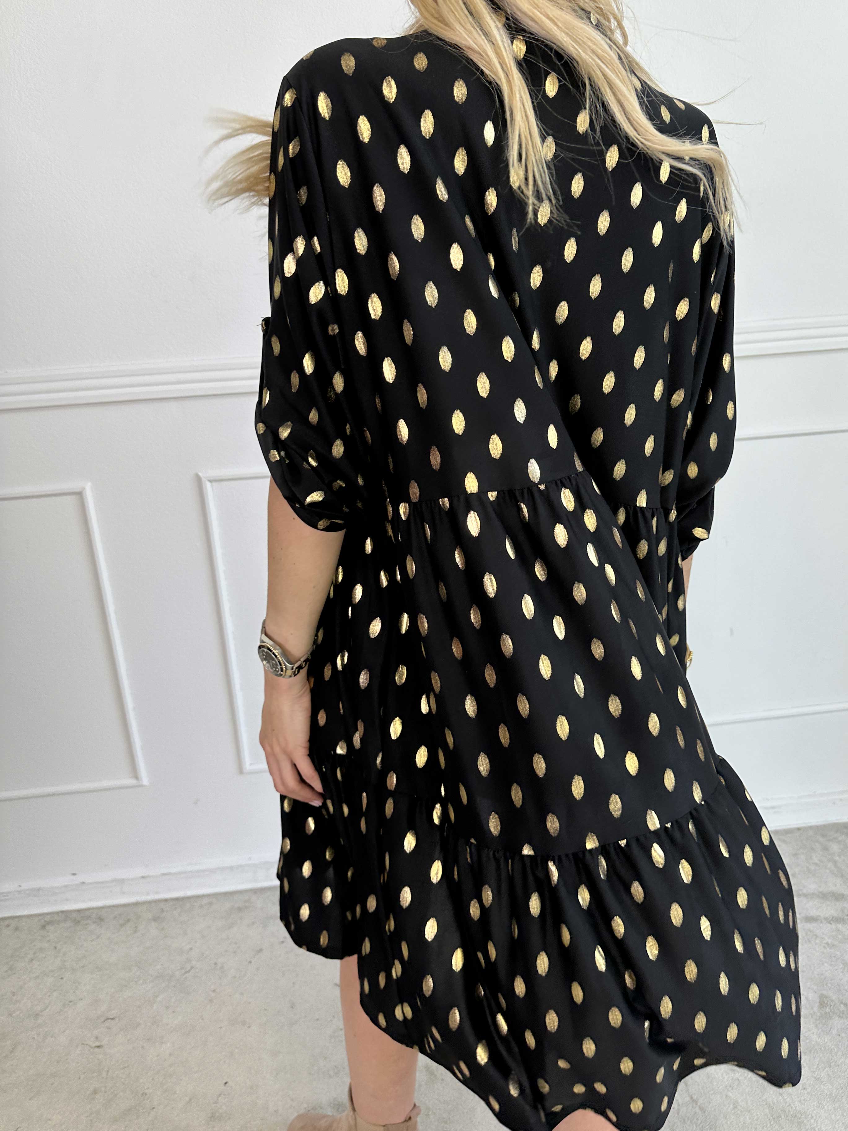 Milano Gold Midi - Elastisk klänning med guldiga prickar och lager på lager look