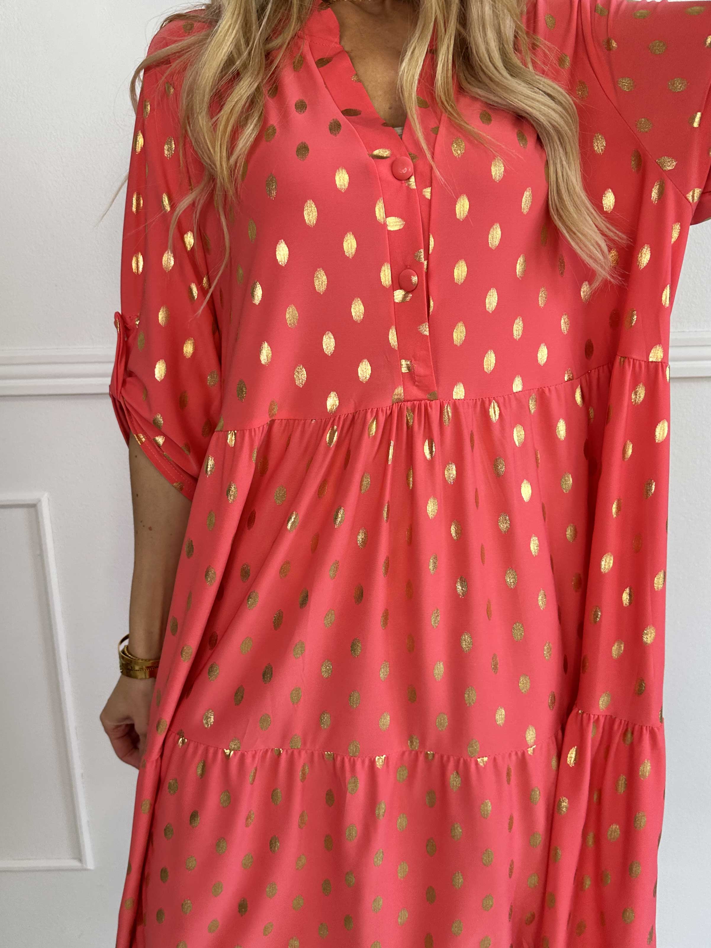 Milano Gold Midi - Elastisk klänning med guldiga prickar och lager på lager look