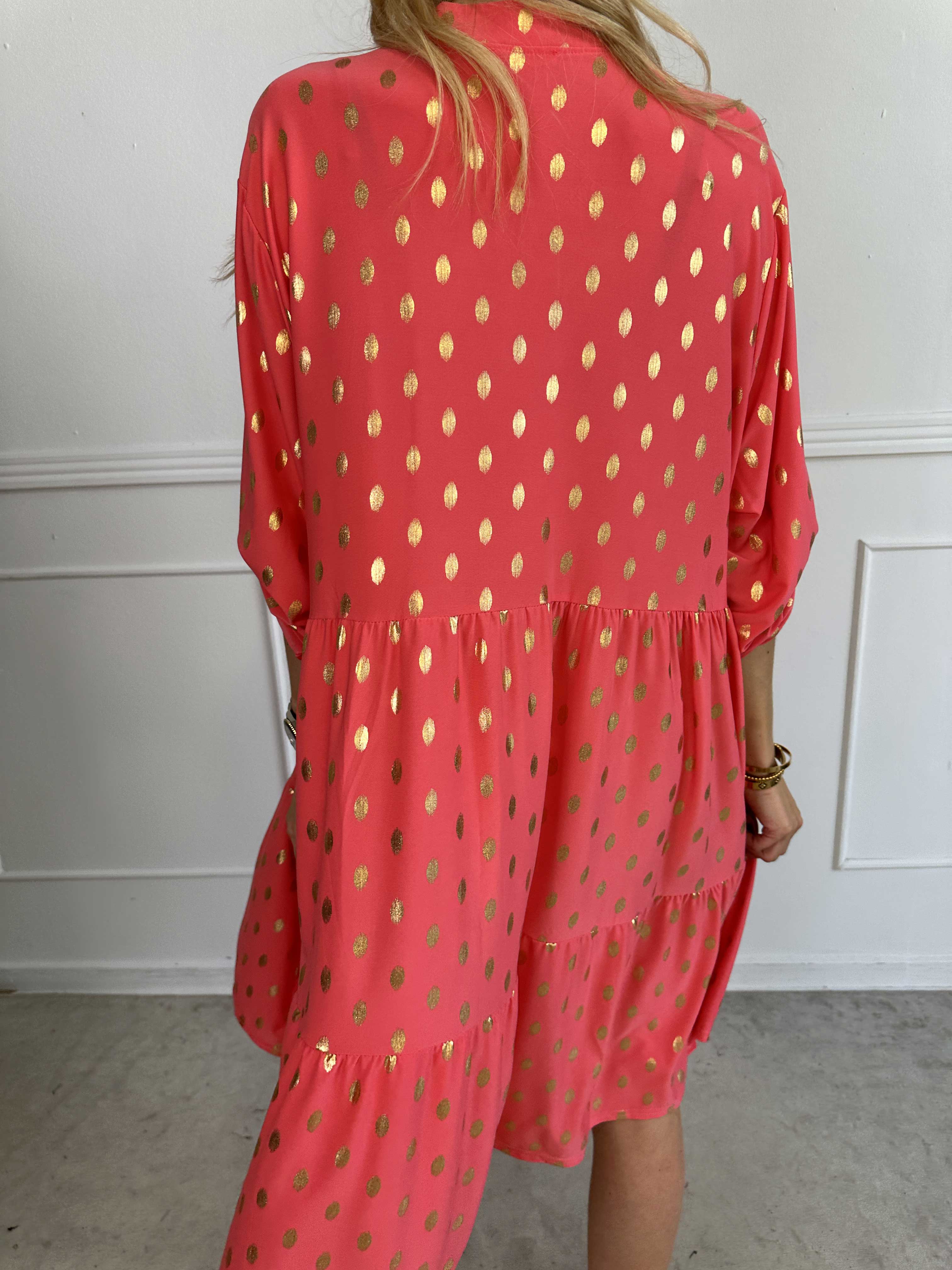 Milano Gold Midi - Elastisk klänning med guldiga prickar och lager på lager look