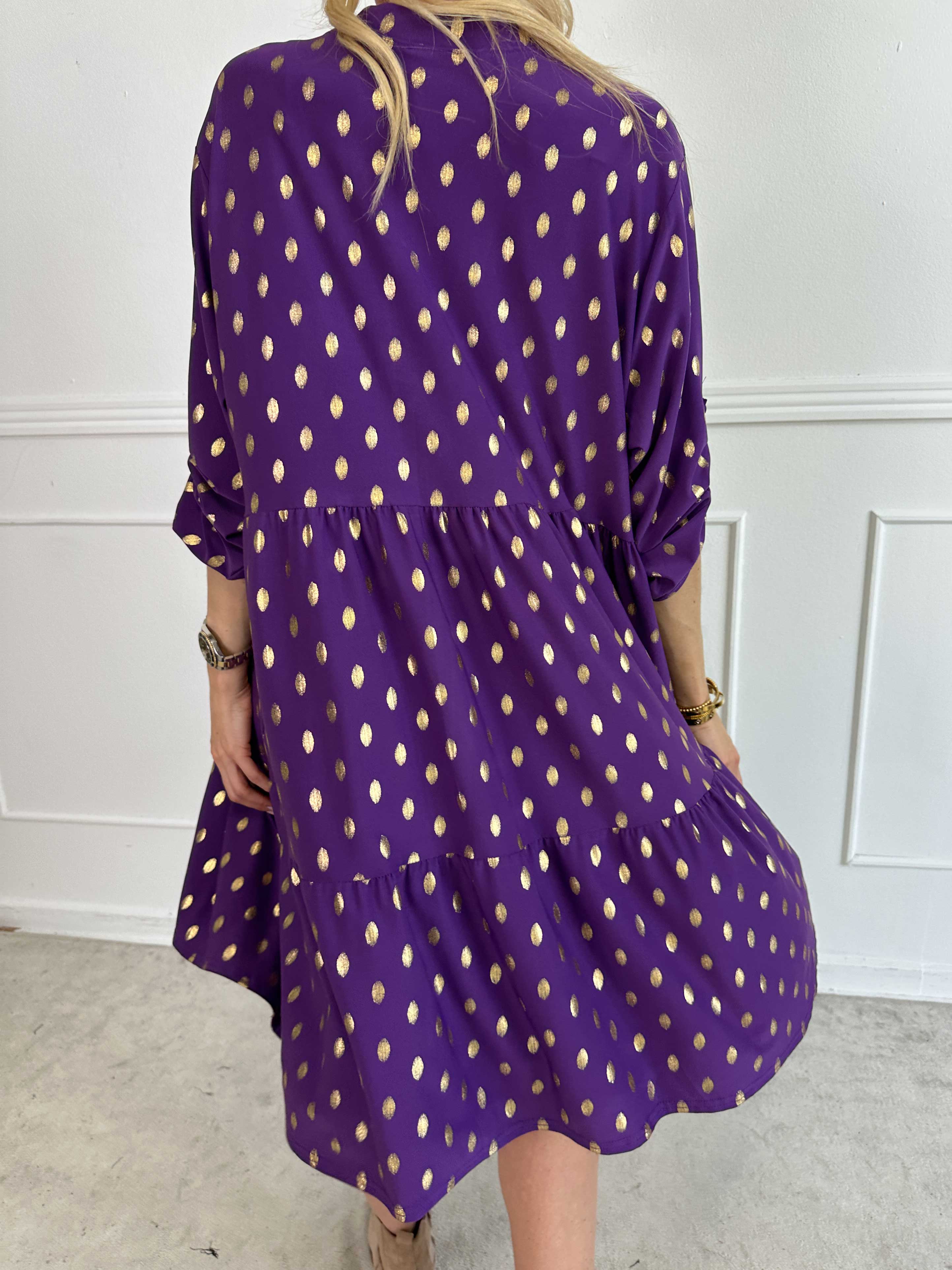 Milano Gold Midi - Elastisk klänning med guldiga prickar och lager på lager look