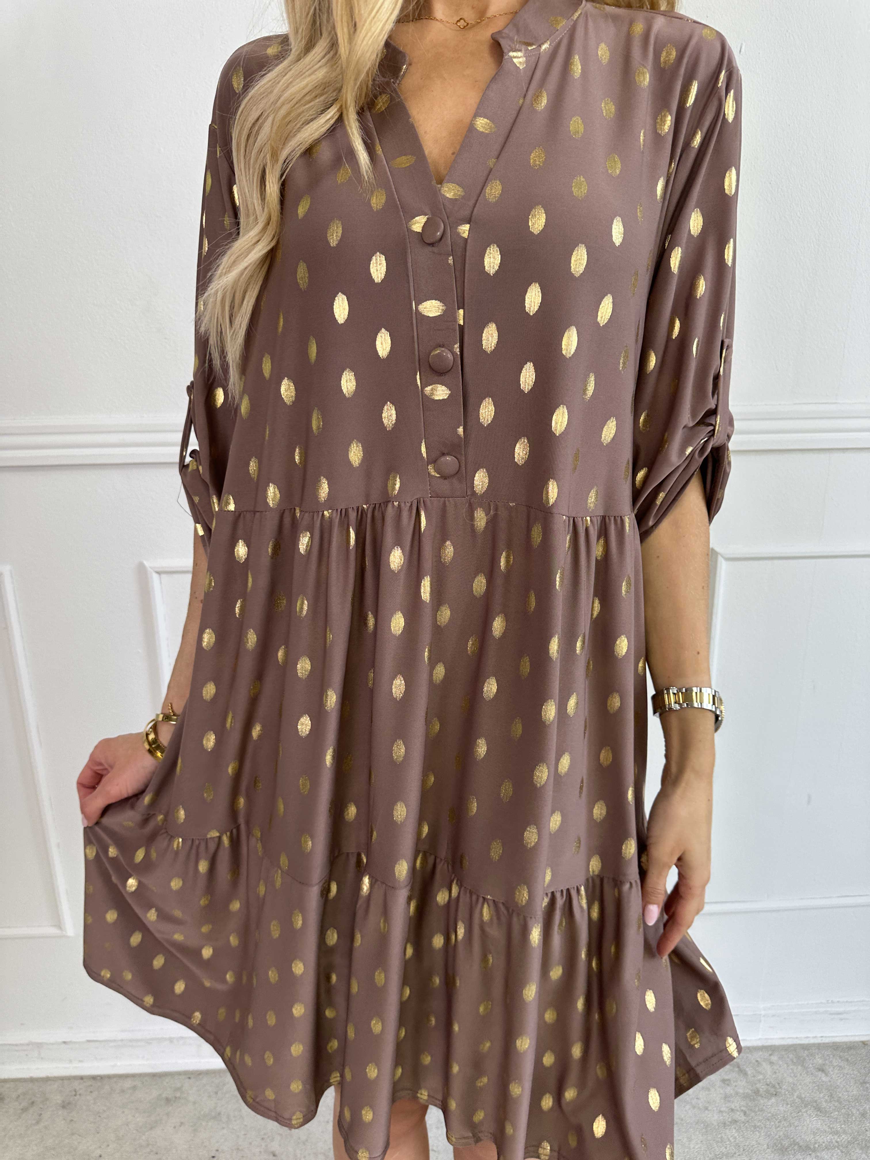 Milano Gold Midi - Elastisk klänning med guldiga prickar och lager på lager look
