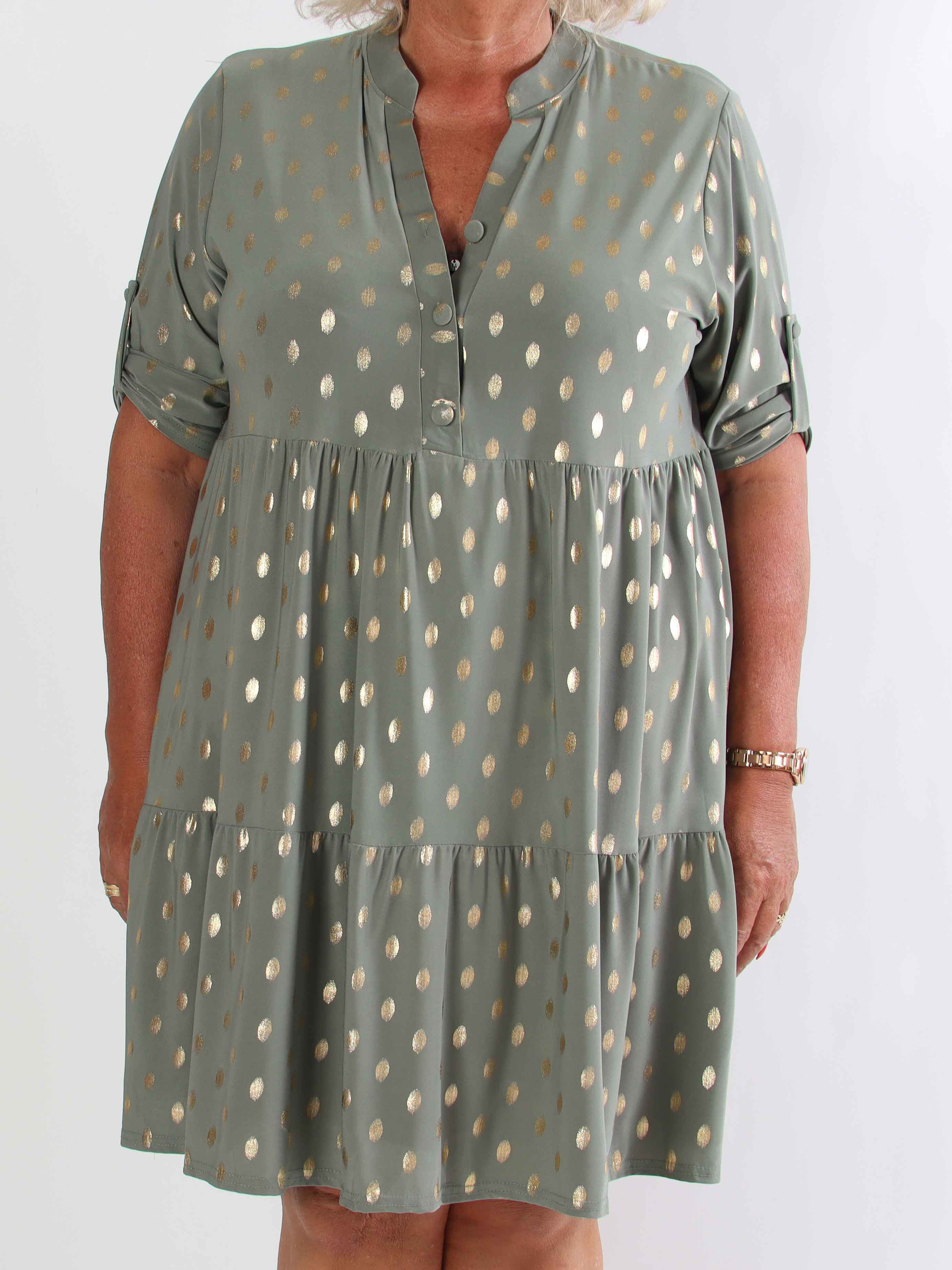 Milano Gold Midi - Plus size klänning med guldiga prickar och lager på lager look