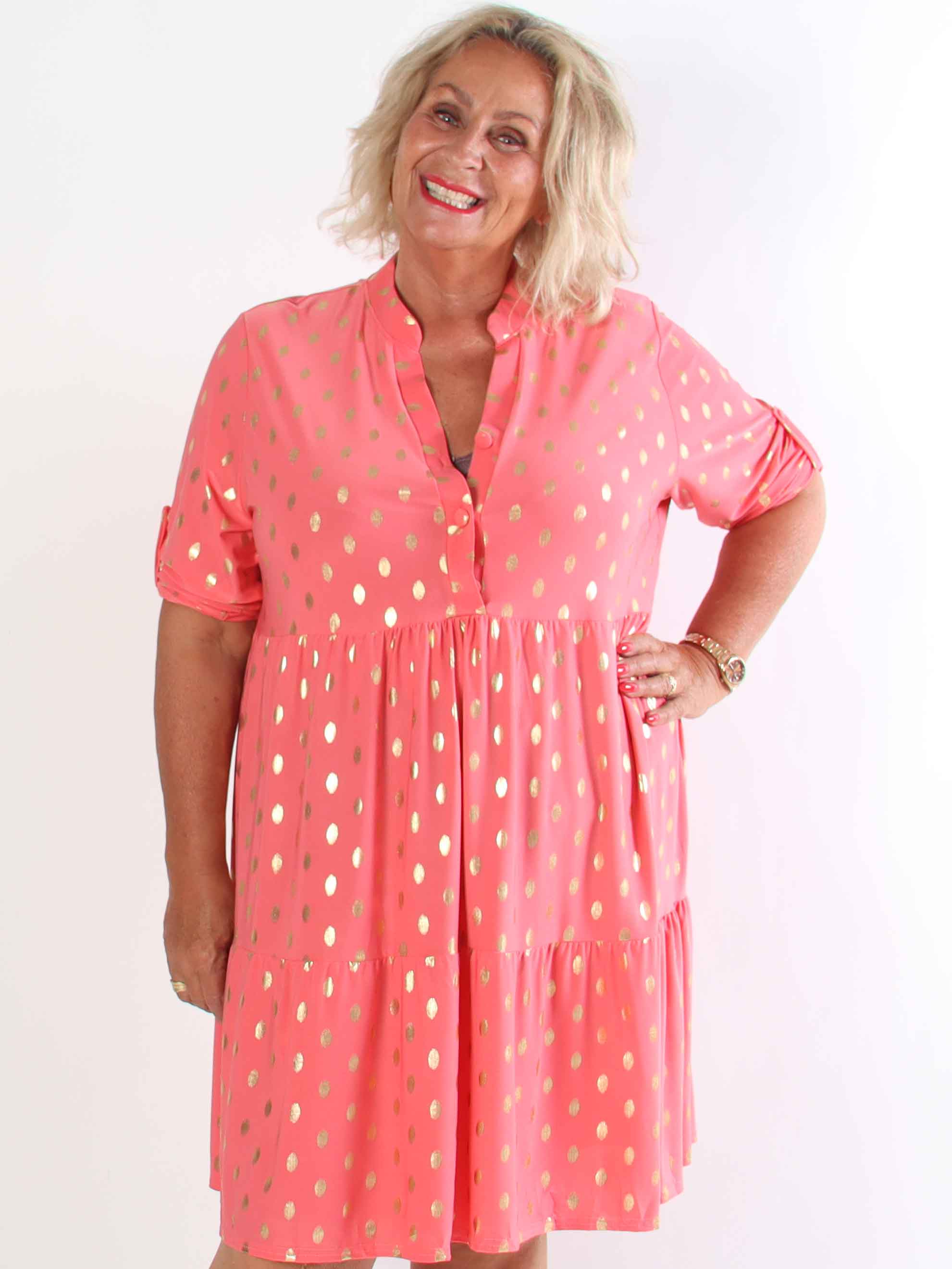 Milano Gold Midi - Plus size klänning med guldiga prickar och lager på lager look