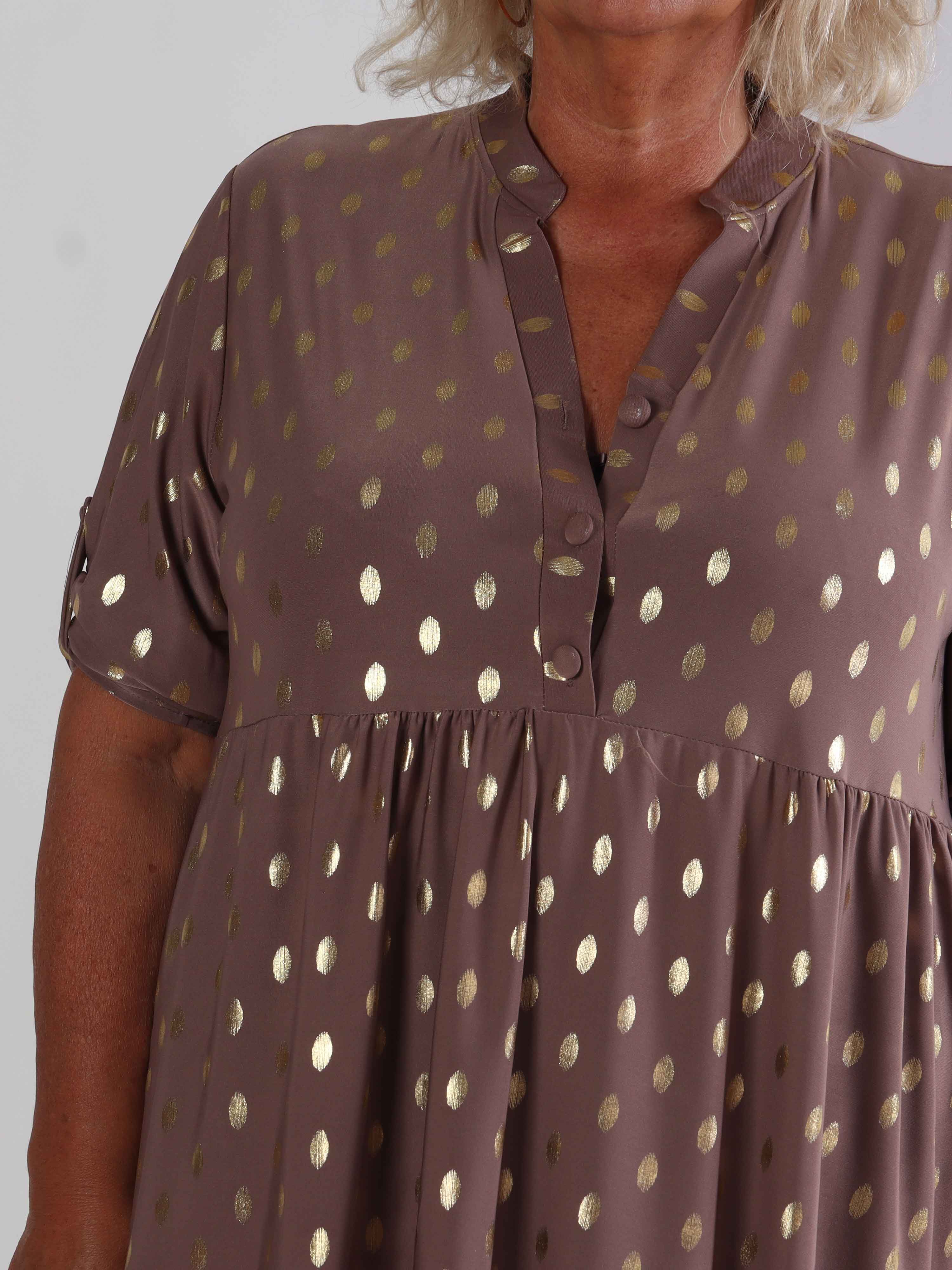 Milano Gold Midi - Plus size klänning med guldiga prickar och lager på lager look