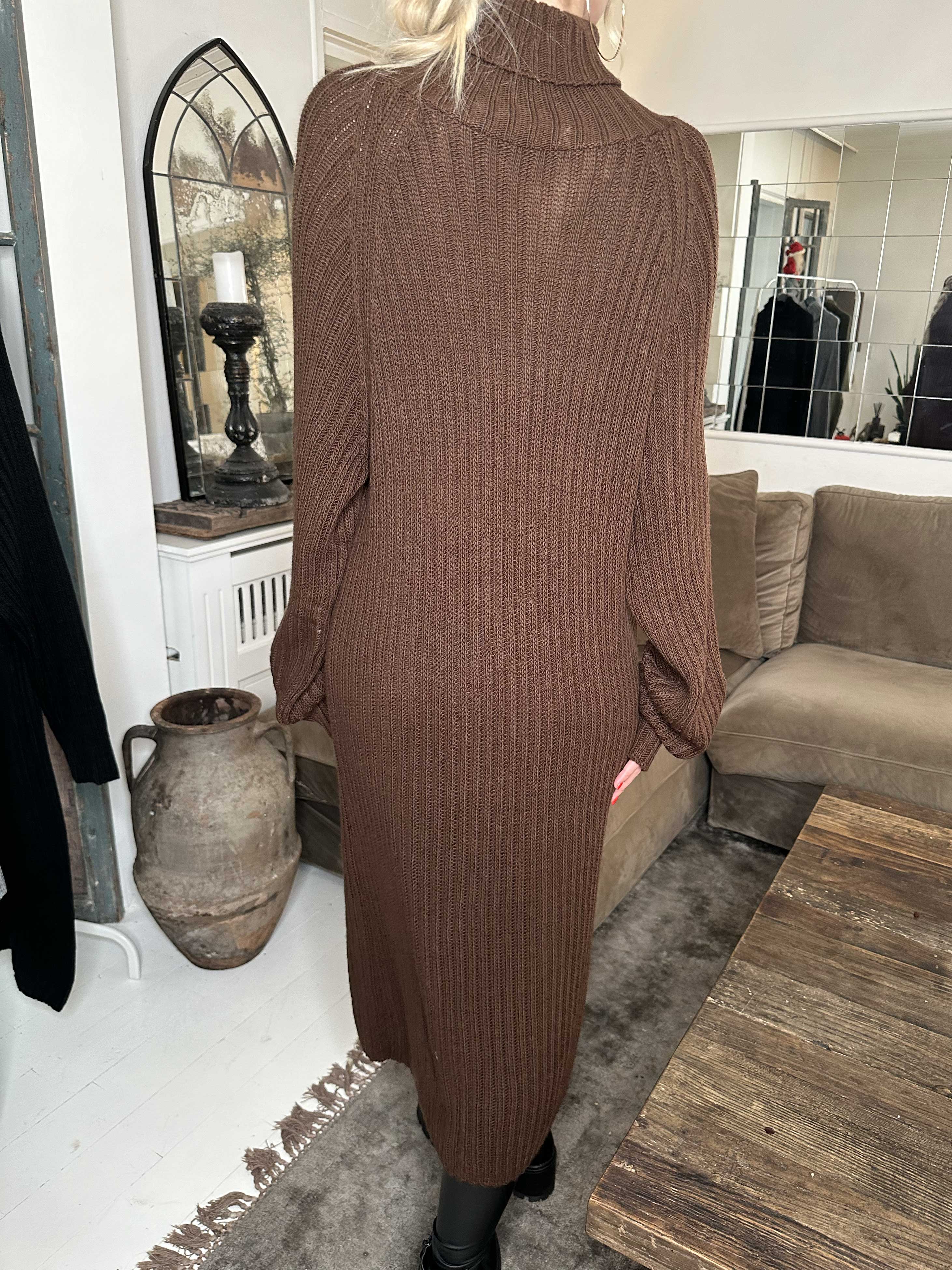 Milu - Lång stickad klänning med ribbstickning