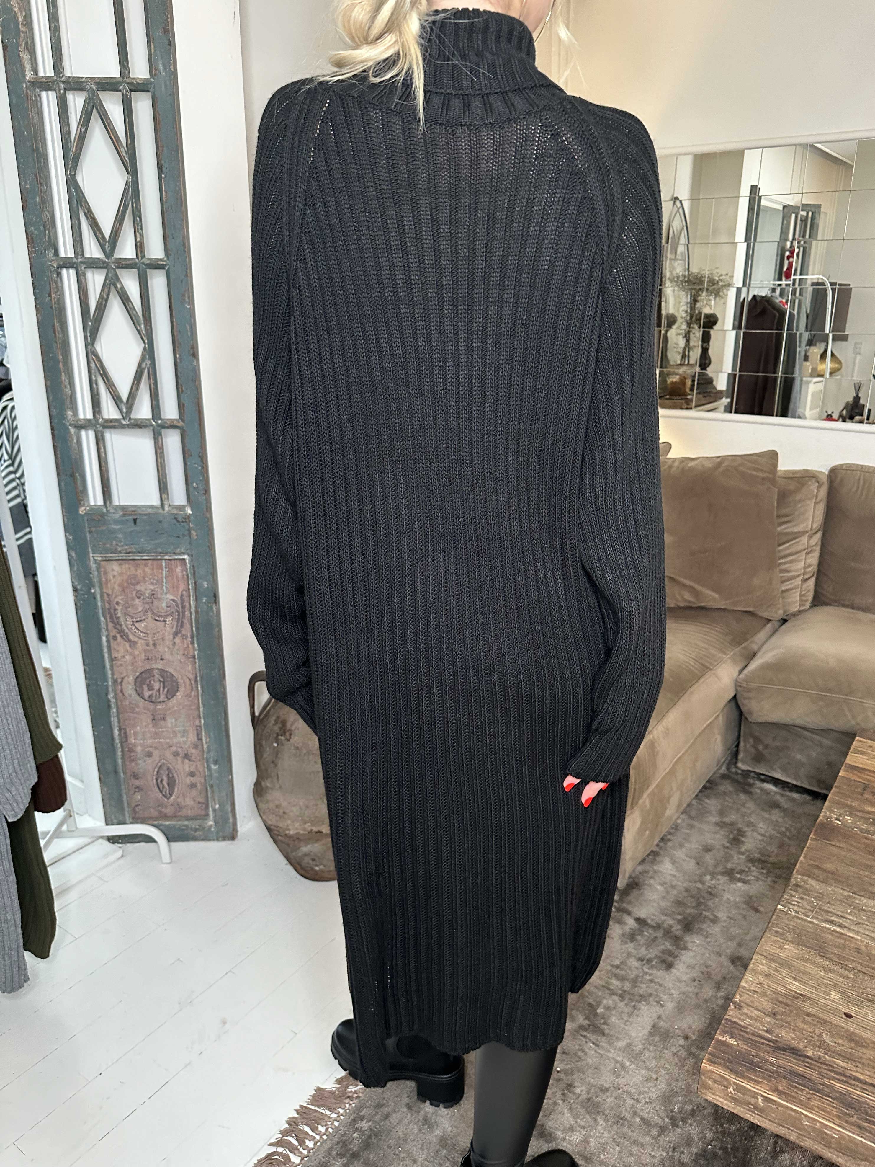 Milu - Lång stickad klänning med ribbstickning