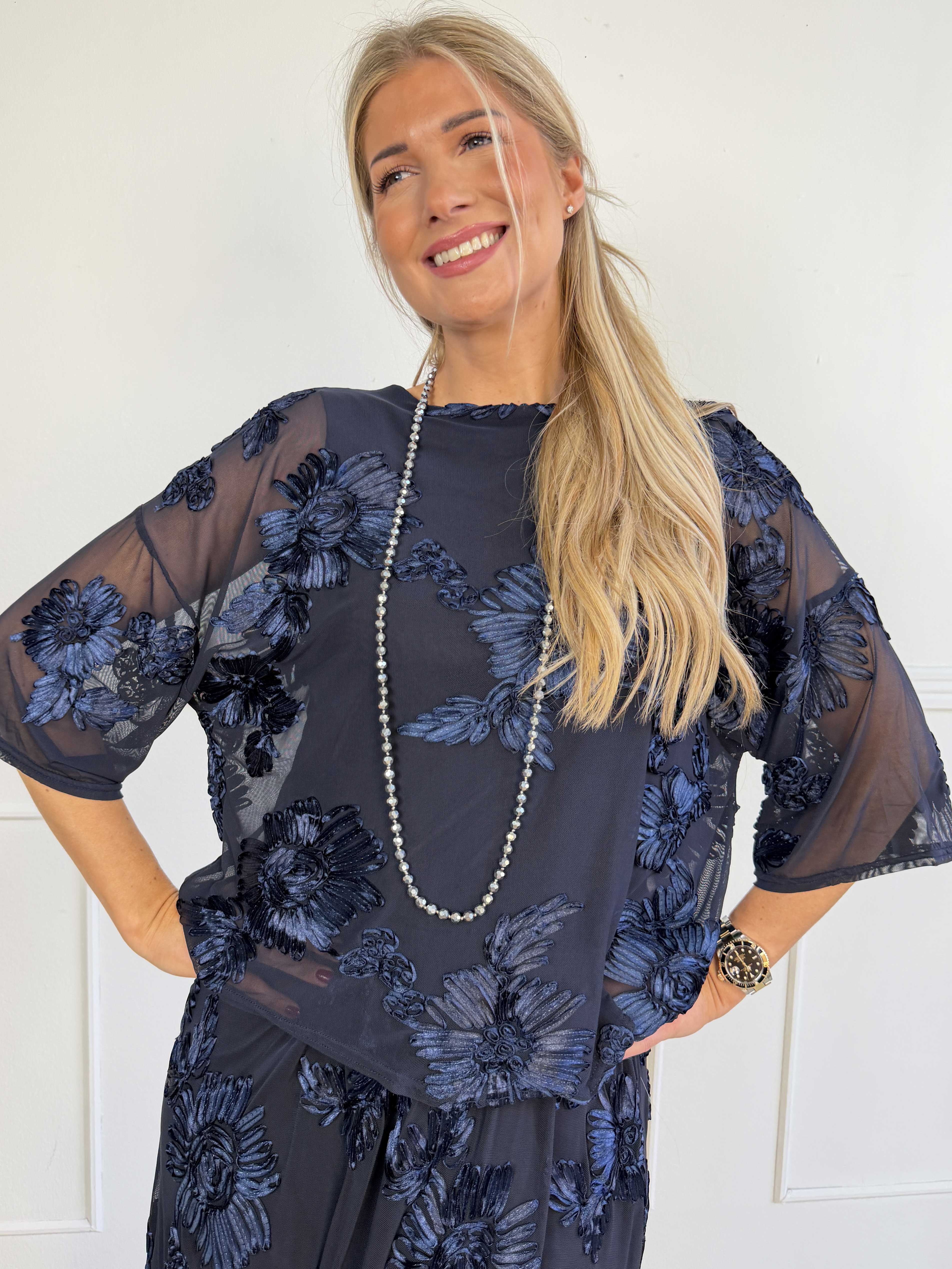Mily Flora - Stretchig tunika i vacker mesh med fina blomstermotiv