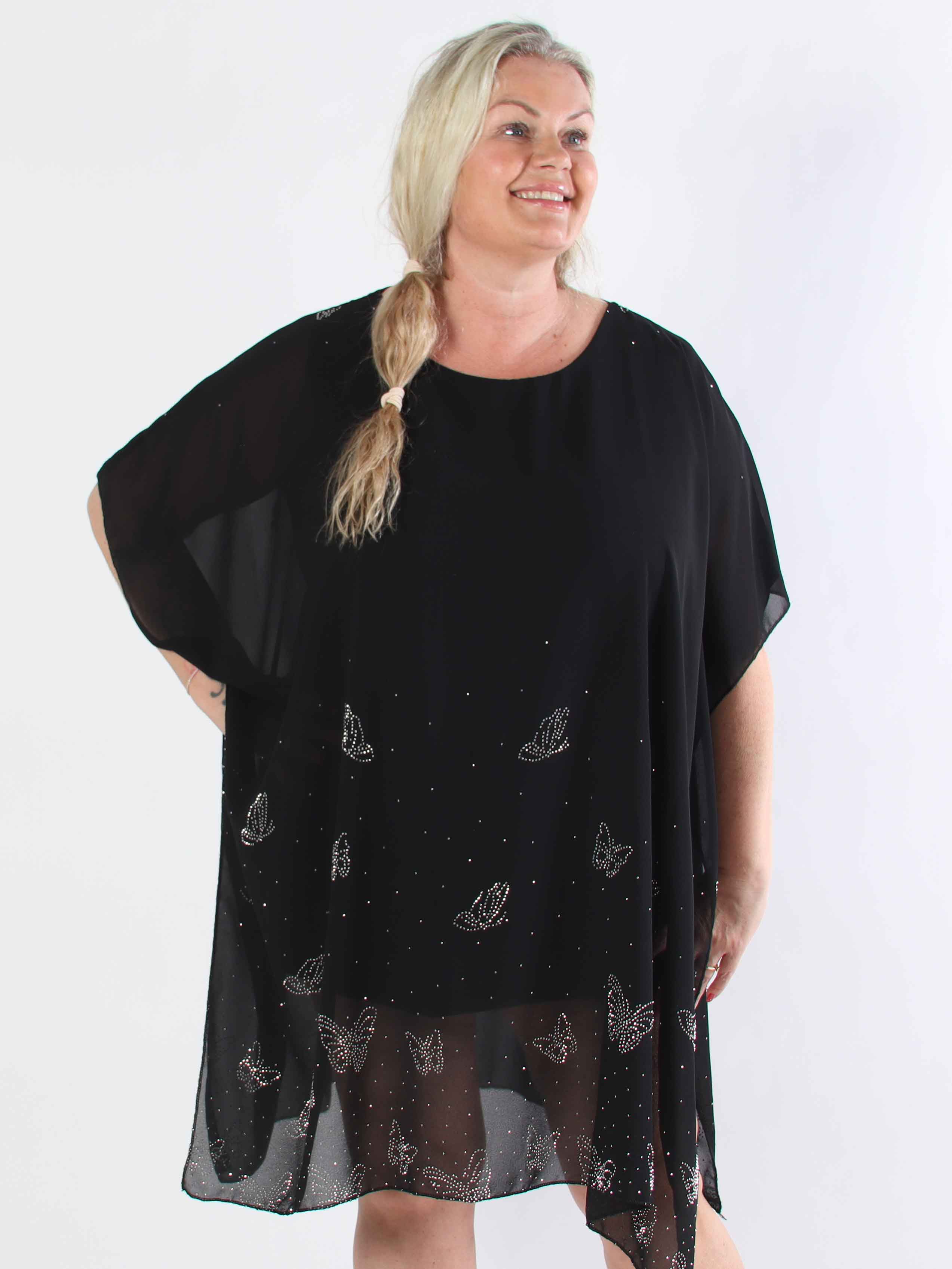 Mirabella Crystal - Tunikaklänning i plus size med chiffonglager och skenbart släp