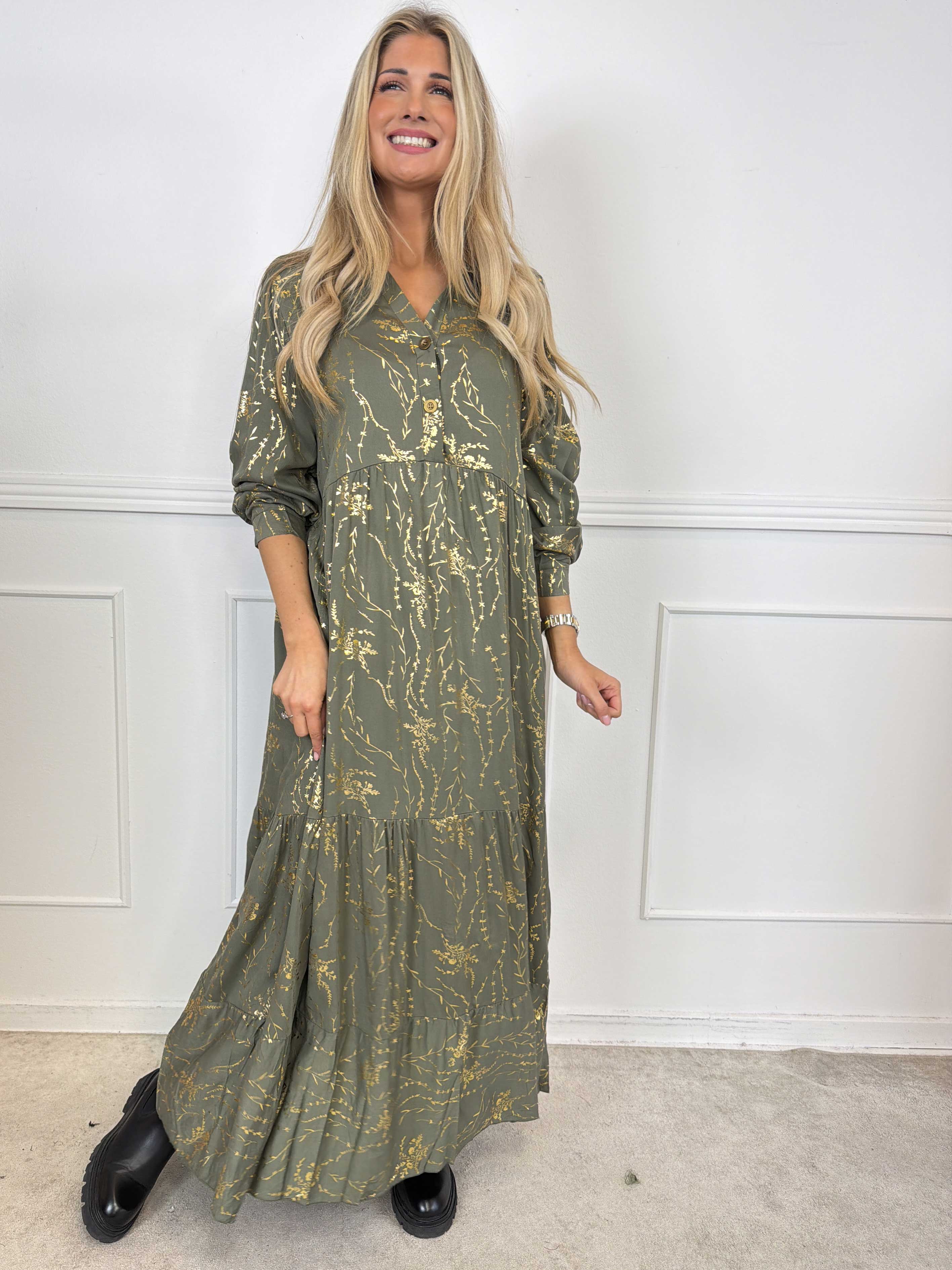 Mirabelle - Lång och elegant klänning i viskos med lager-på-lager-look och exklusivt guldtryck