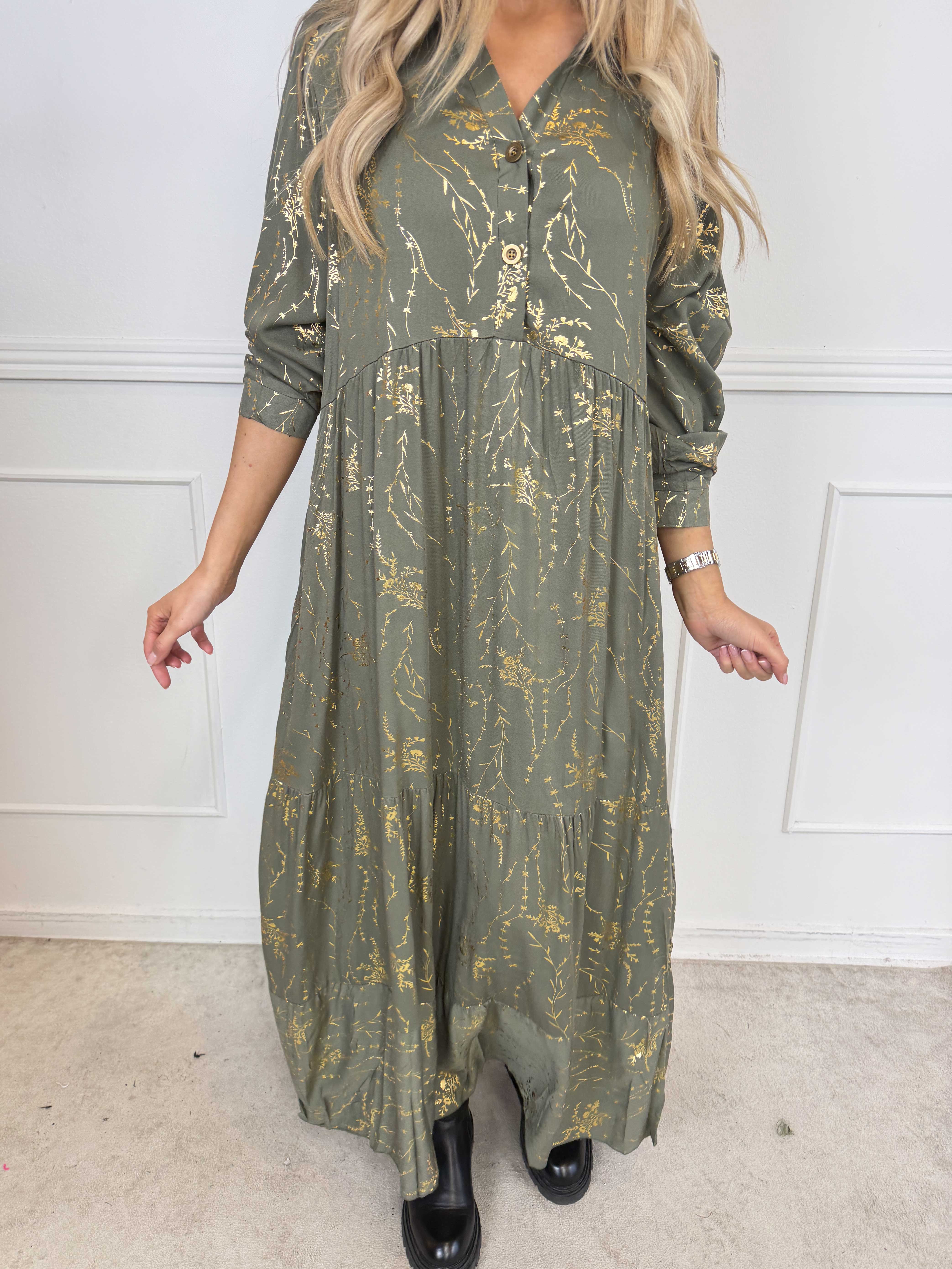 Mirabelle - Lång och elegant klänning i viskos med lager-på-lager-look och exklusivt guldtryck