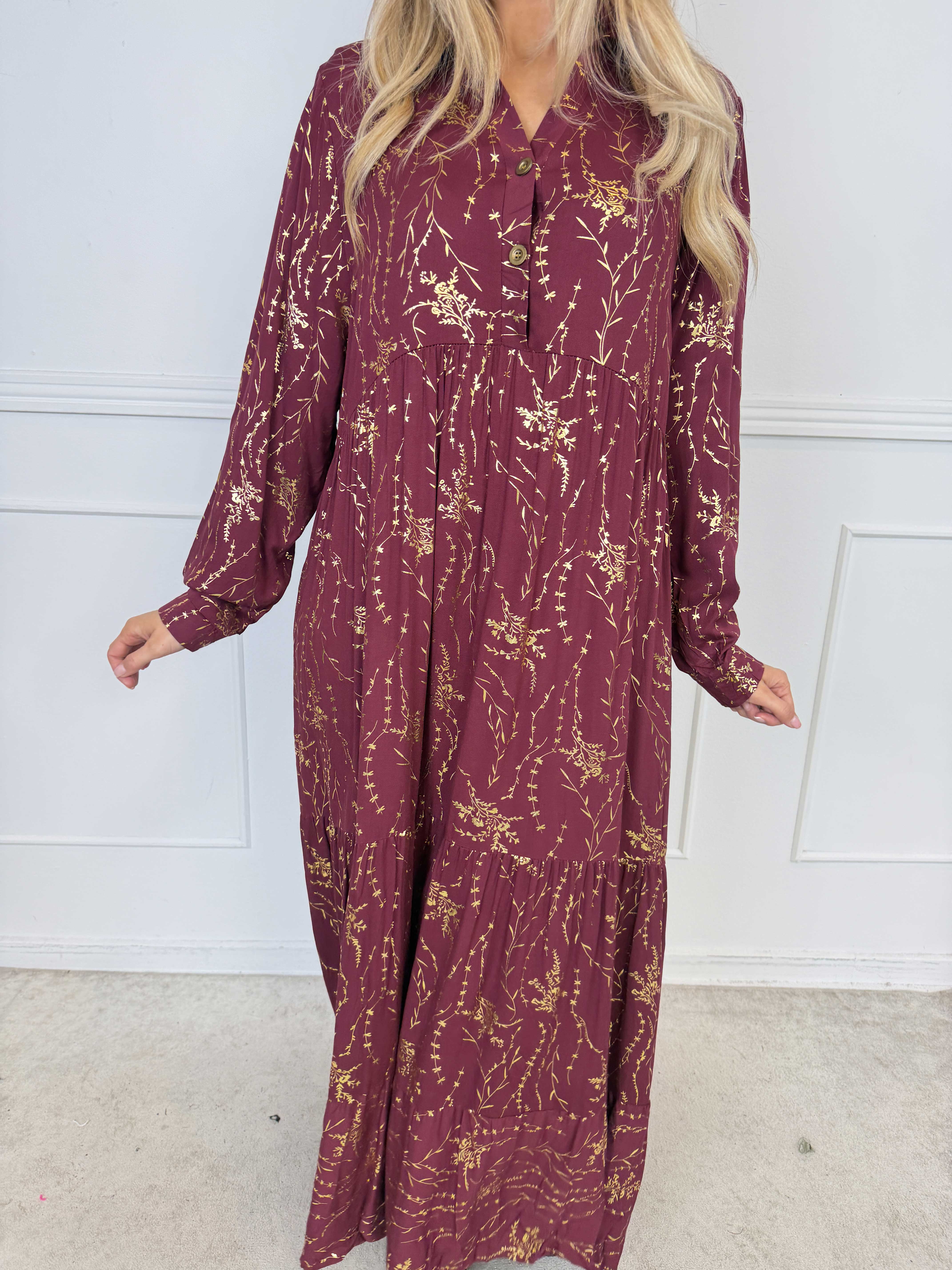 Mirabelle - Lång och elegant klänning i viskos med lager-på-lager-look och exklusivt guldtryck