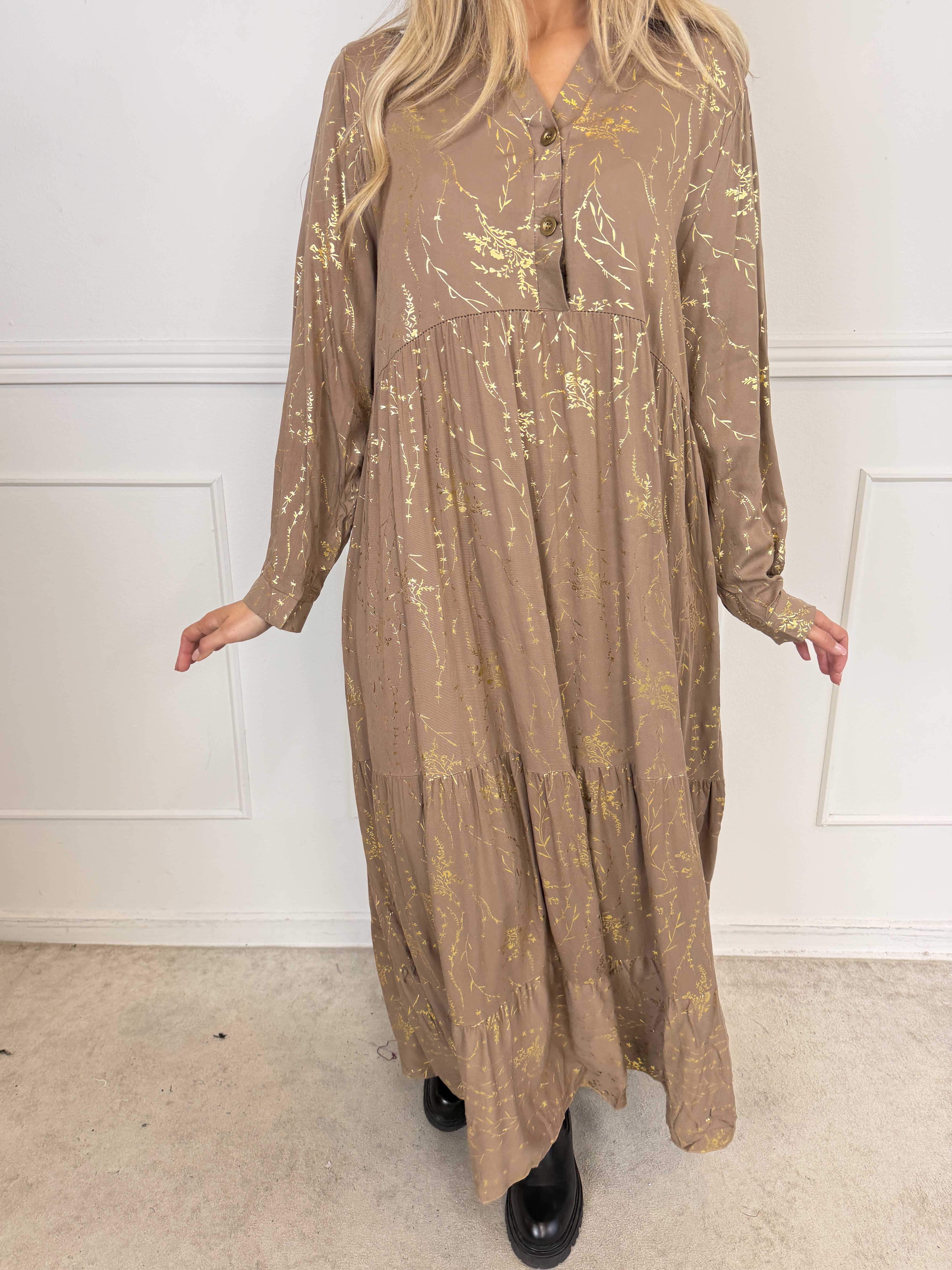 Mirabelle - Lång och elegant klänning i viskos med lager-på-lager-look och exklusivt guldtryck
