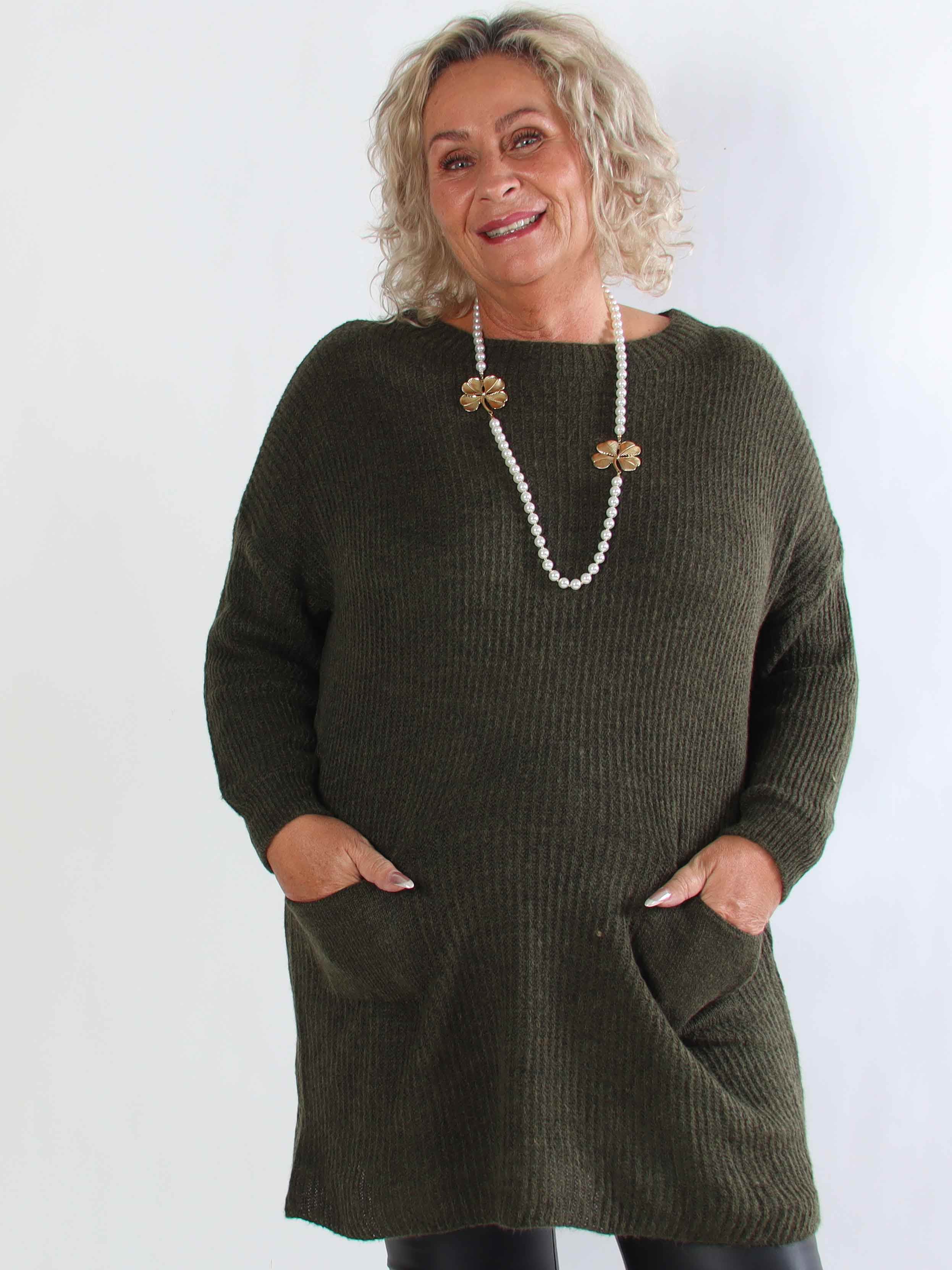 Miranda - Stickad plus size klänning med fickor framtill