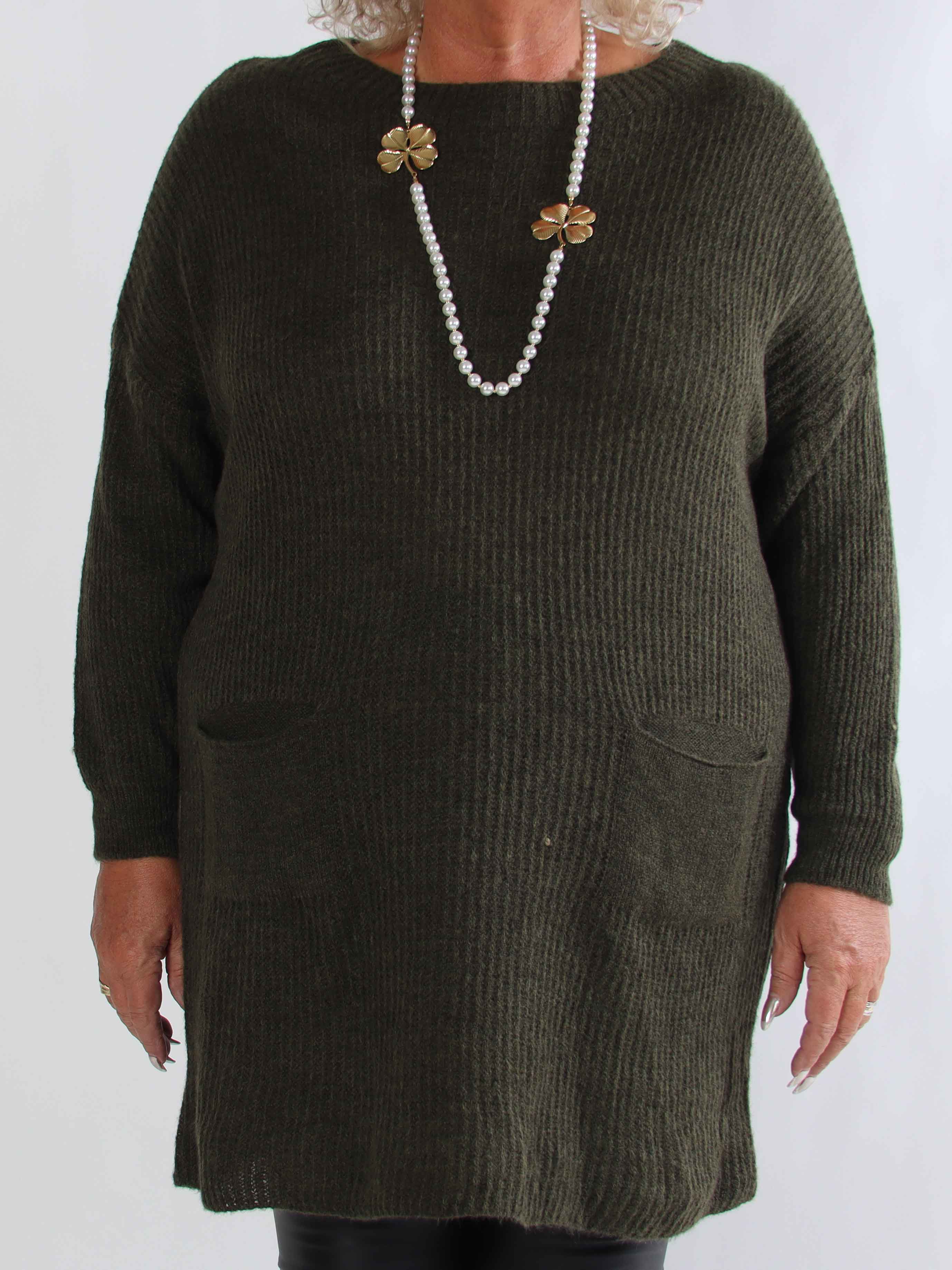 Miranda - Stickad plus size klänning med fickor framtill