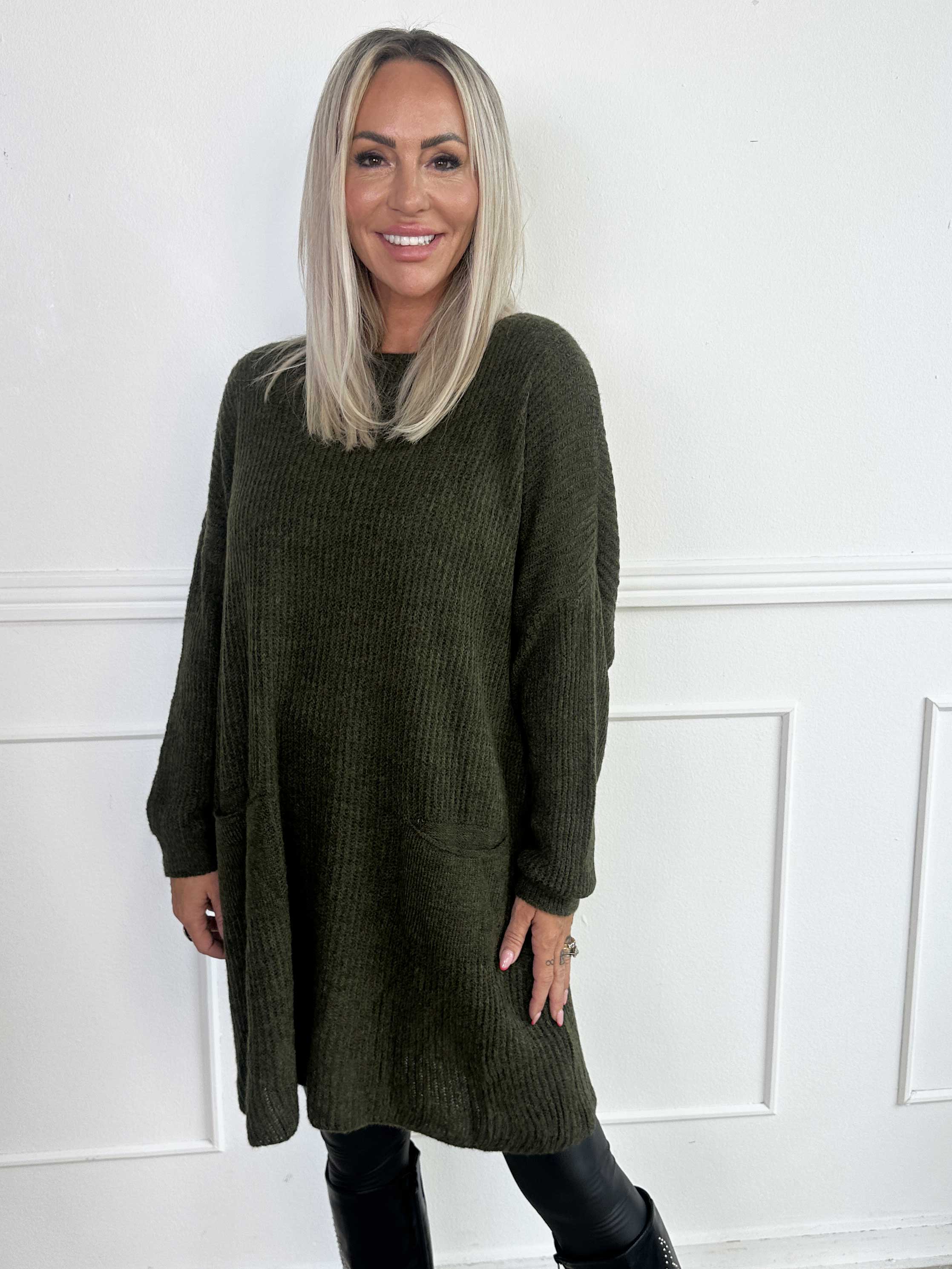 Miranda - Stickad klänning med fickor framtill