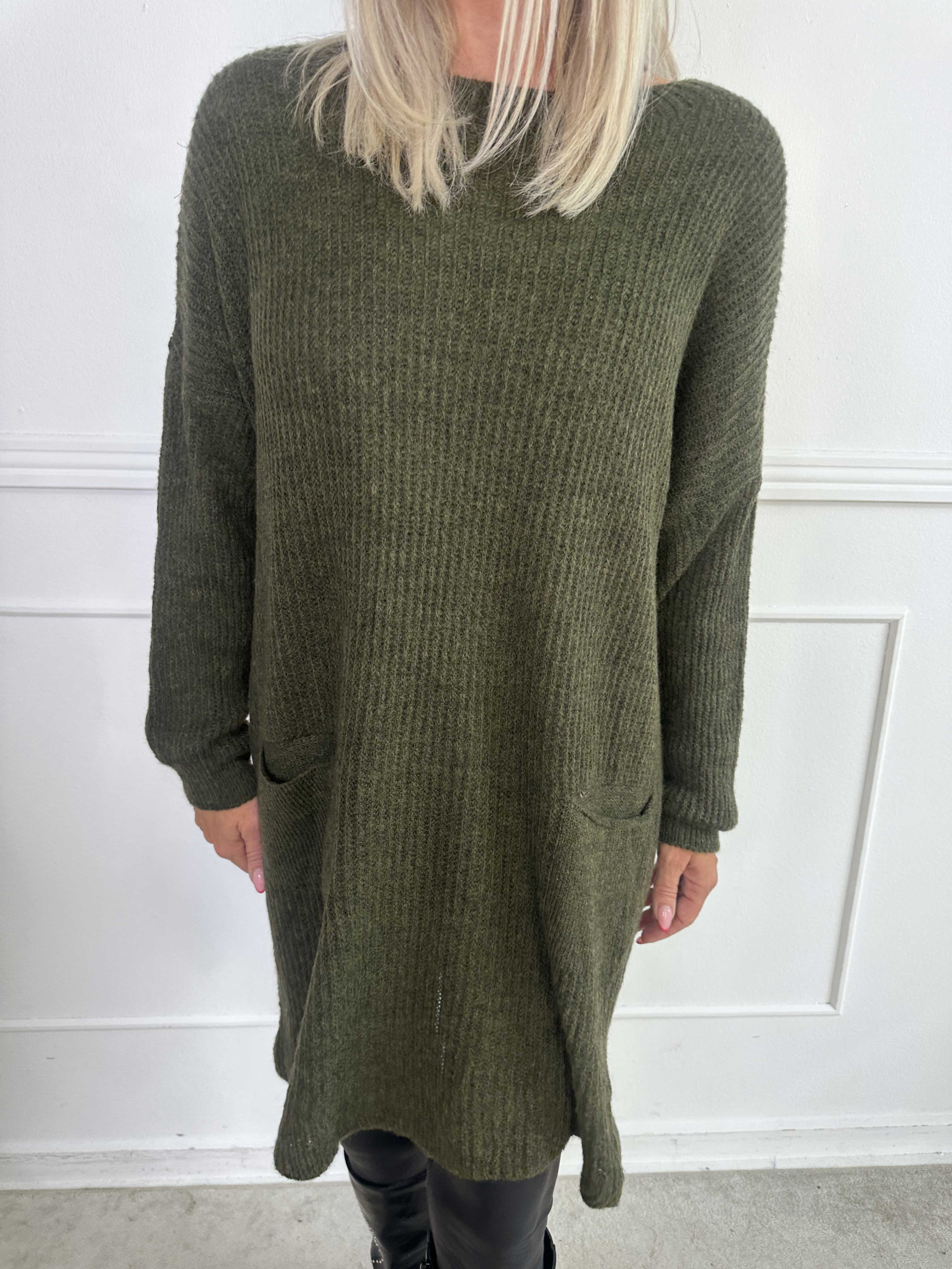 Miranda - Stickad klänning med fickor framtill