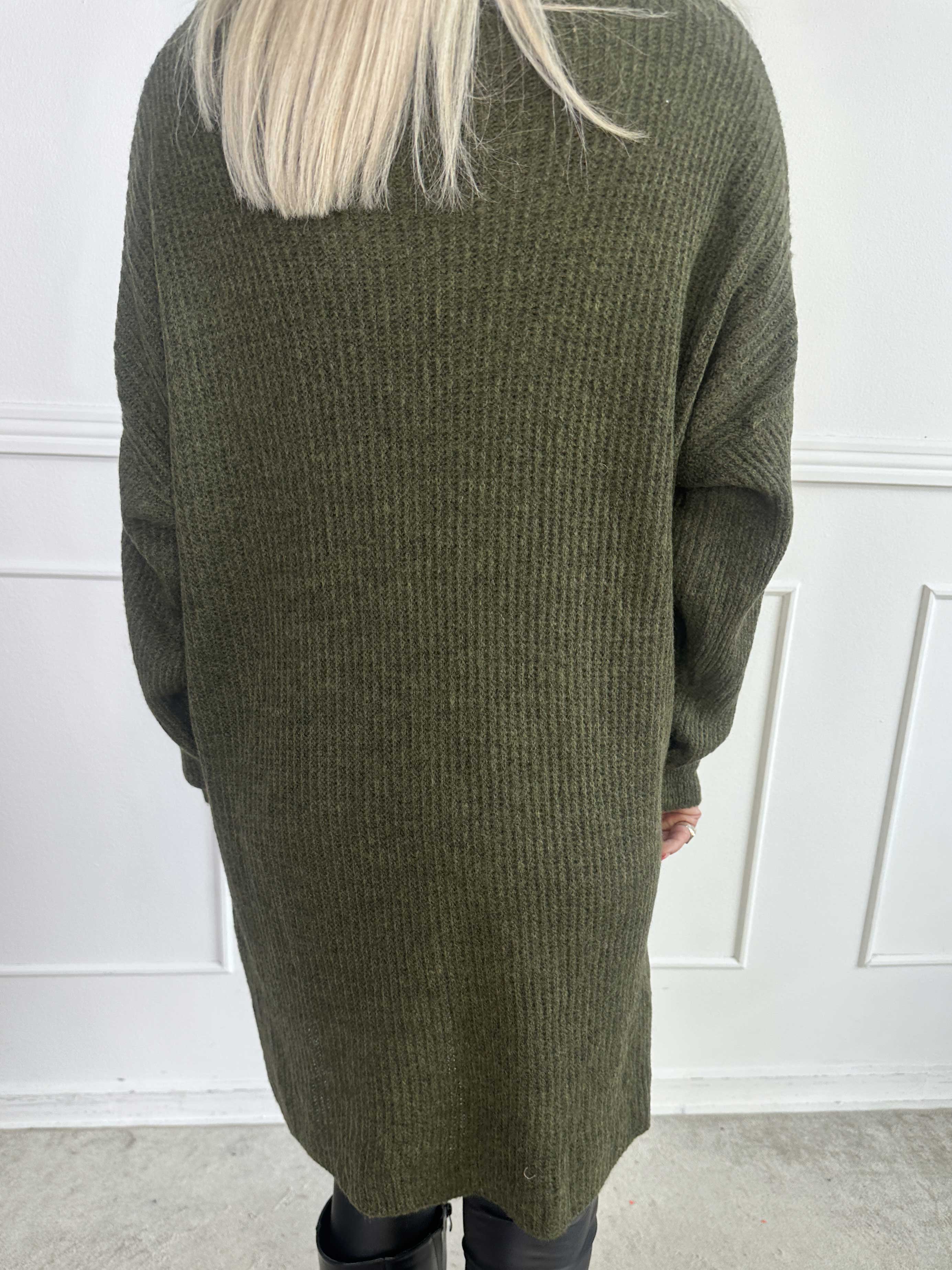 Miranda - Stickad klänning med fickor framtill