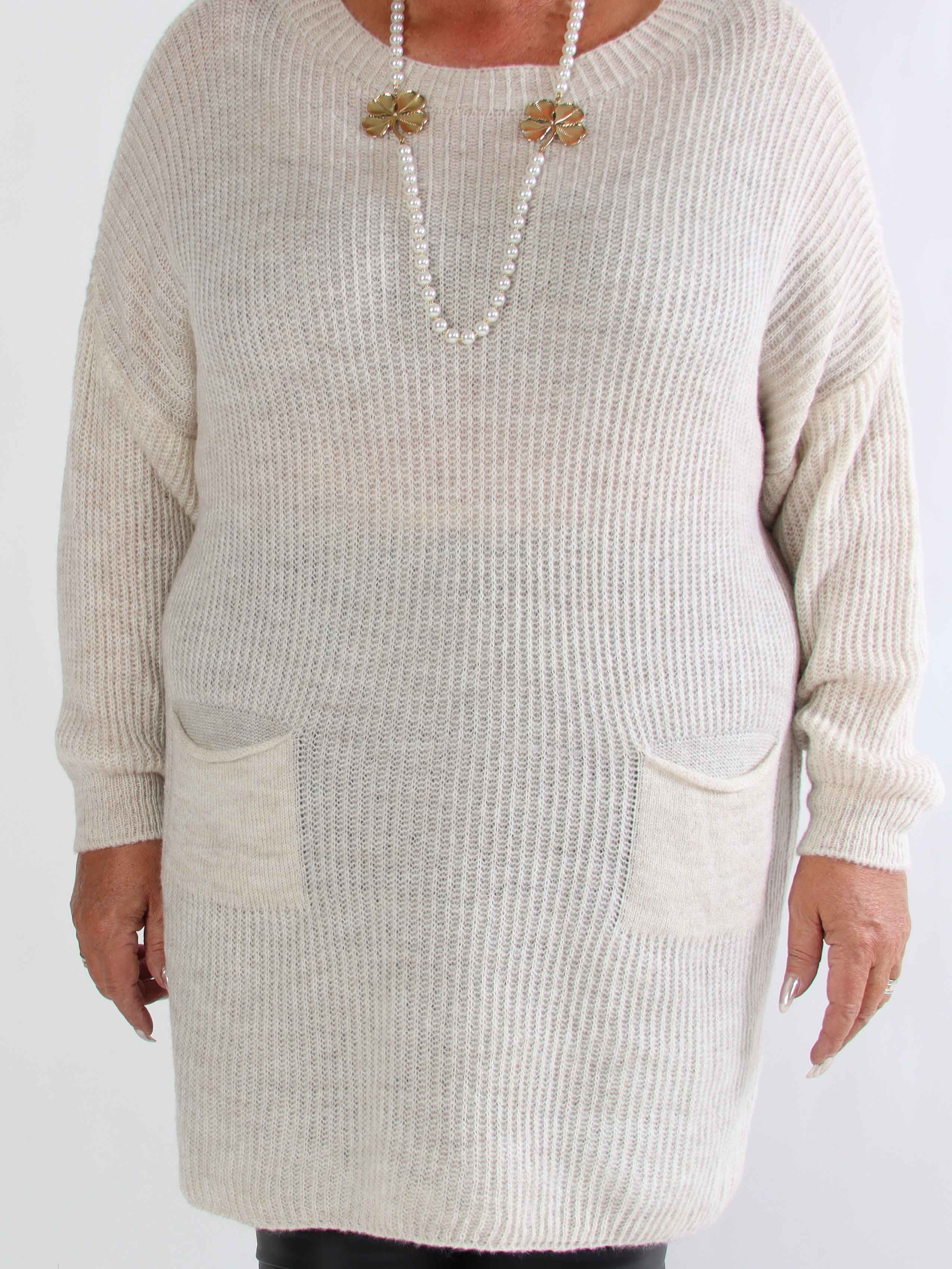 Miranda - Stickad plus size klänning med fickor framtill