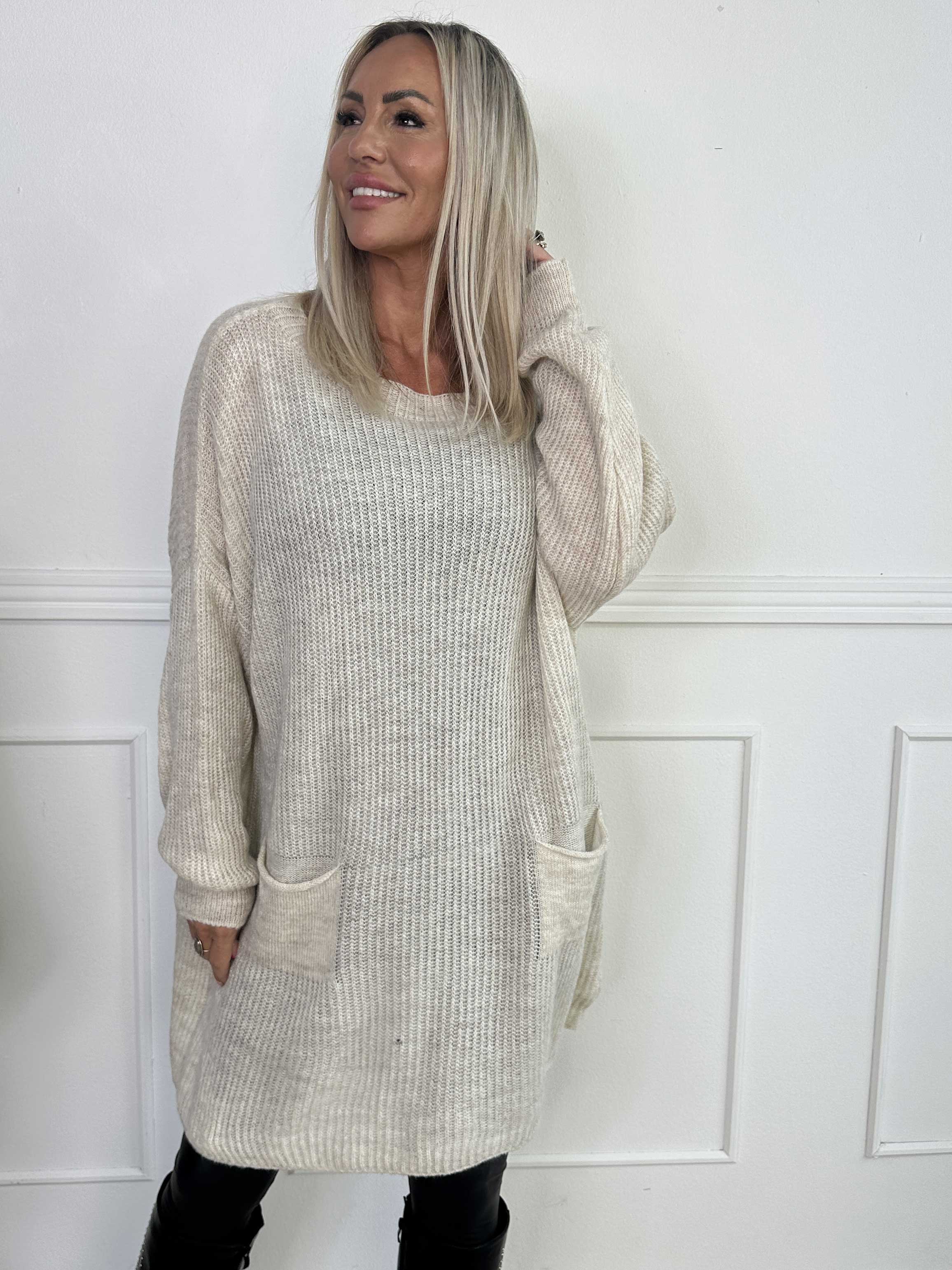 Miranda - Stickad klänning med fickor framtill